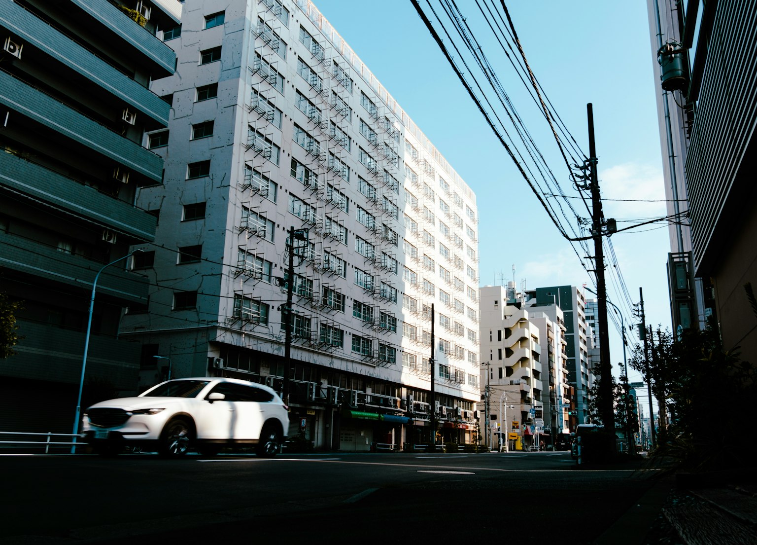 街道視圖，白色汽車和高樓大廈