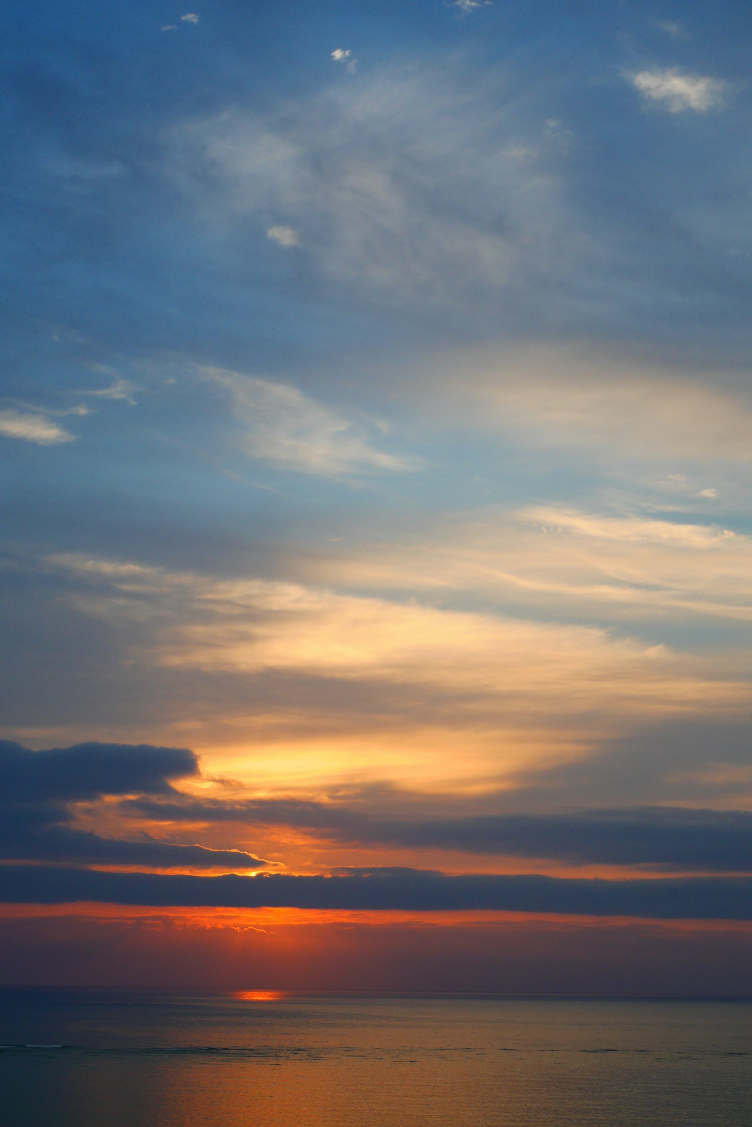 Hermoso cielo al atardecer sobre el océano con tonos azules y naranjas