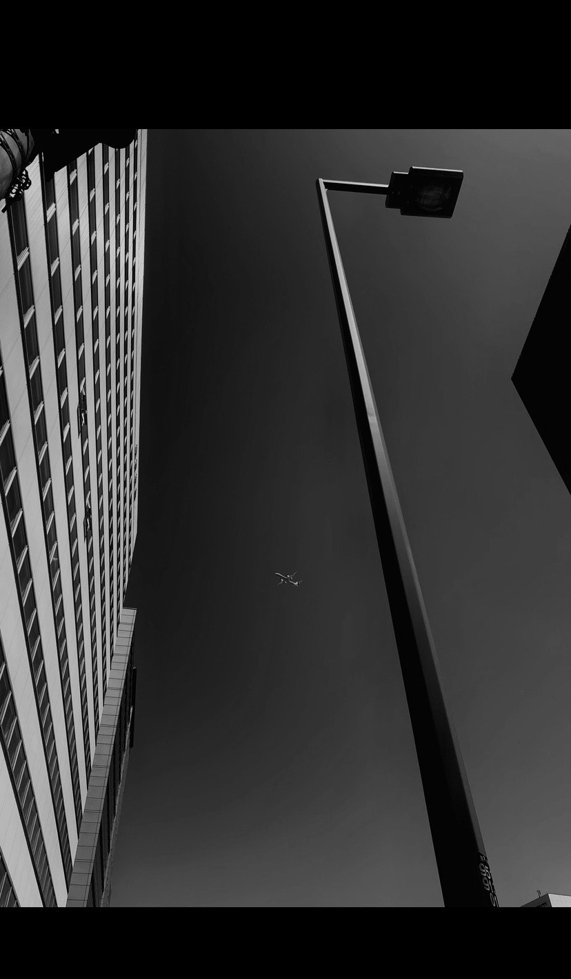 ombre ad alto contrasto su facciate di edifici e un lampione