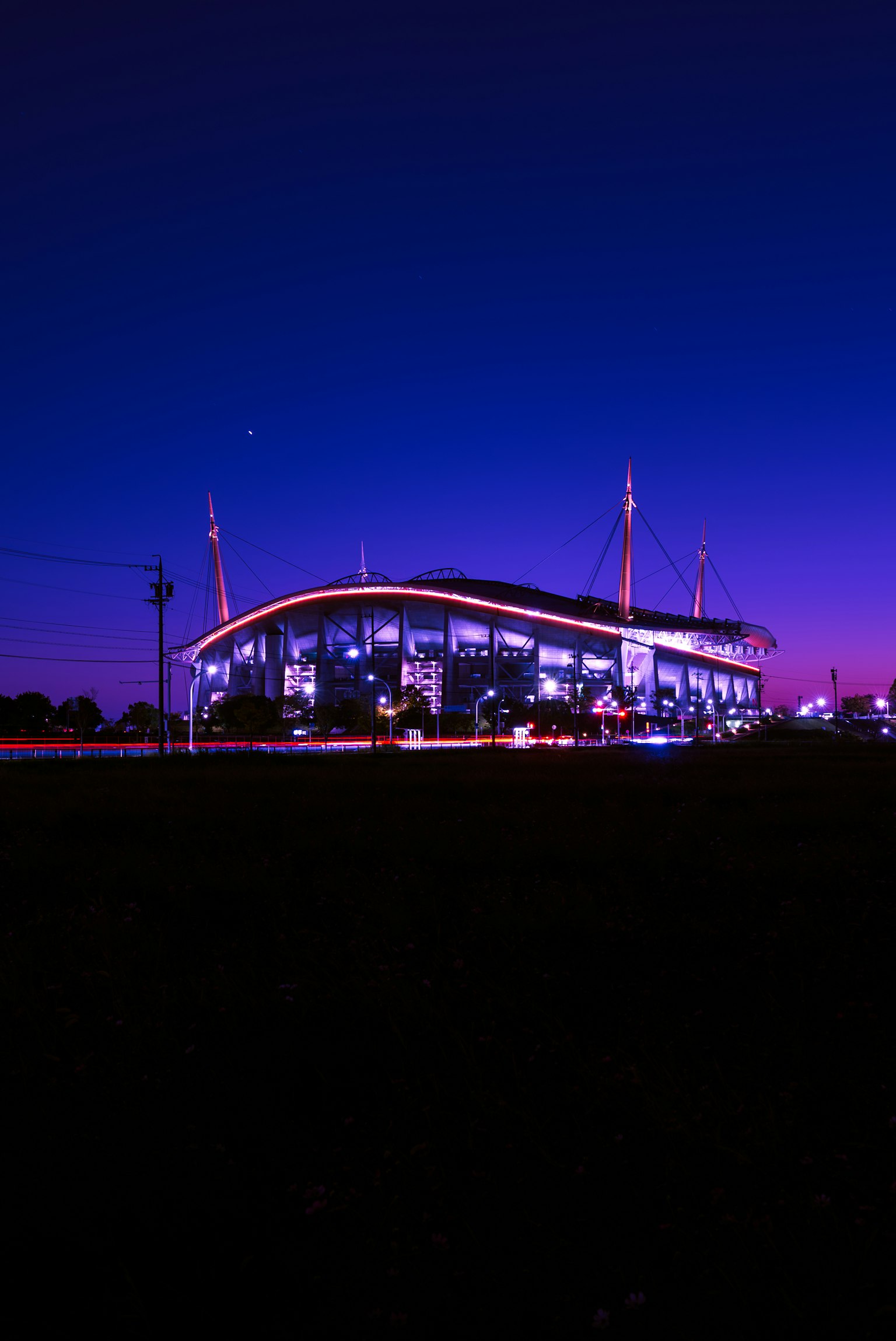 Stade illuminé contre un ciel crépusculaire
