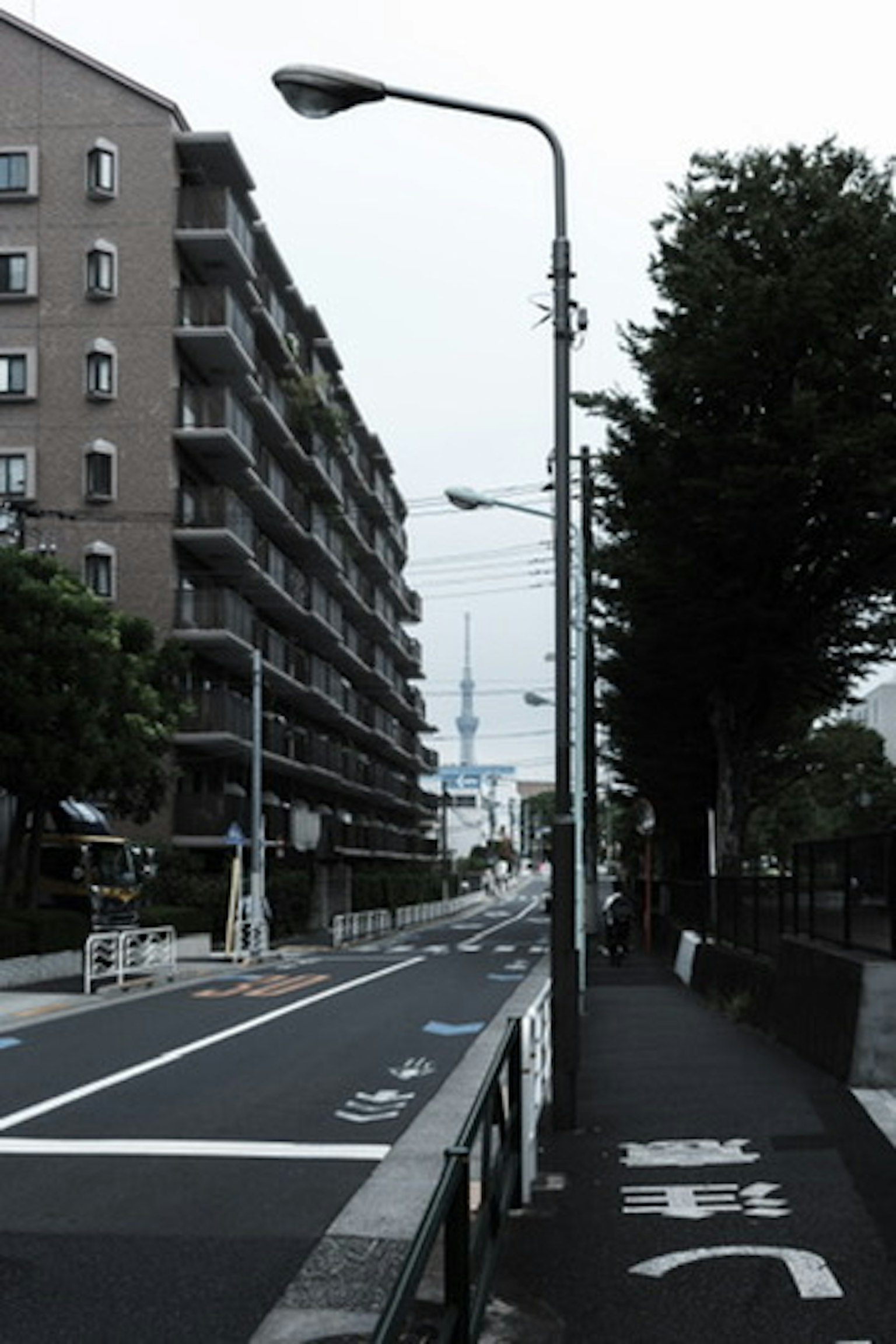 Vista di una strada tranquilla con la Tokyo Skytree in lontananza
