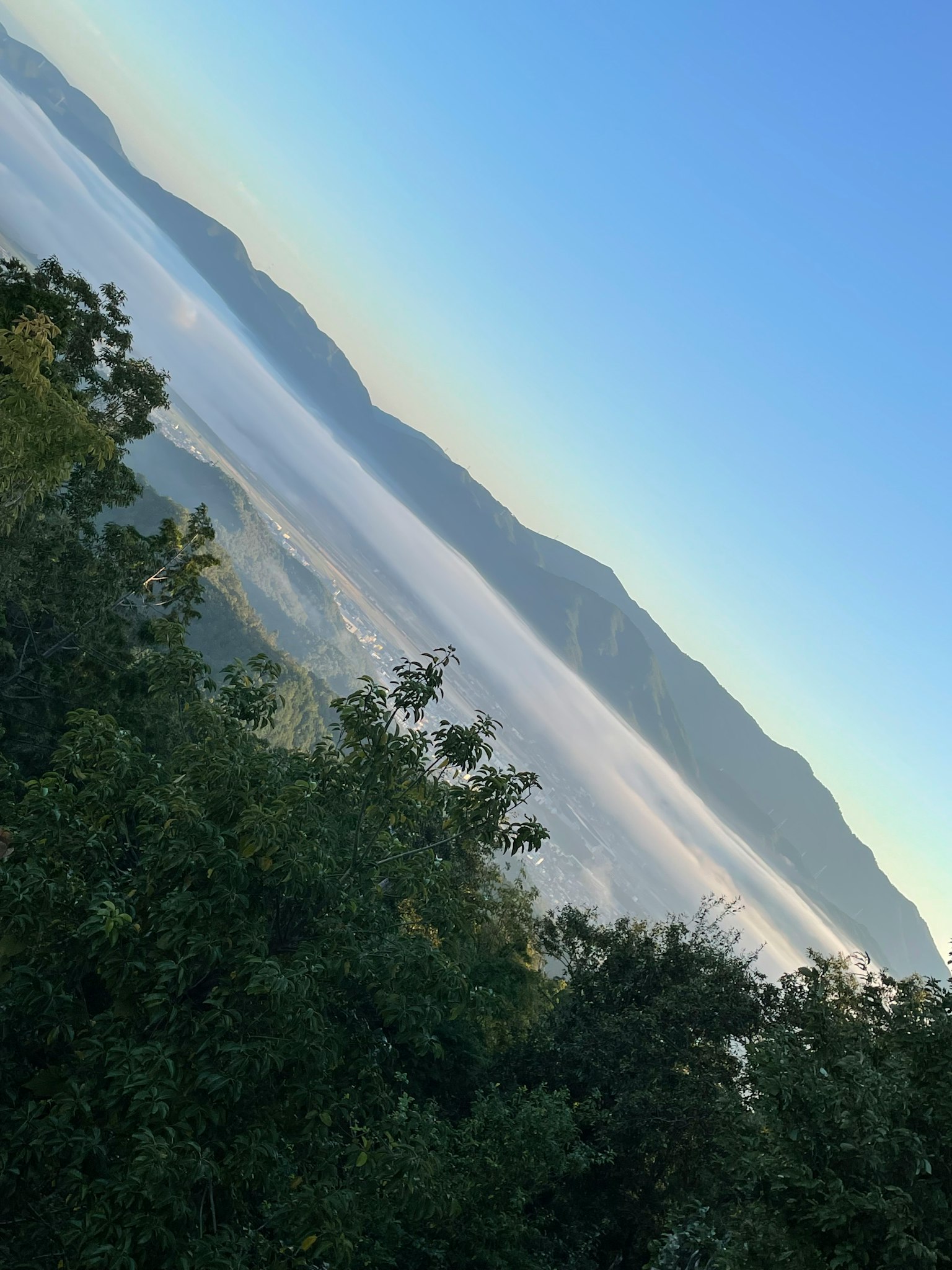 蓝天之下被雾笼罩的山脉风景