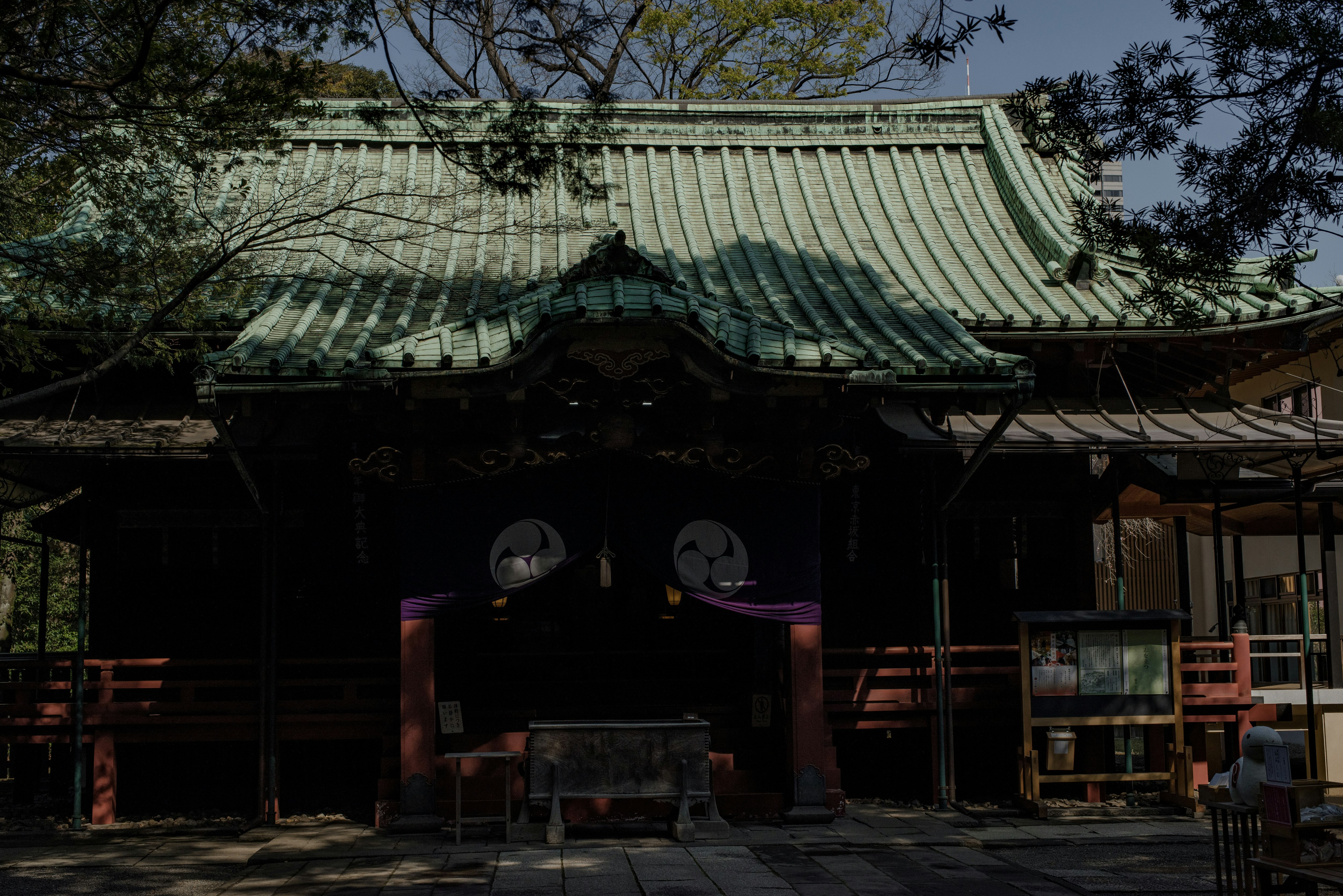 赤坂氷川神社的蓝绿色屋顶与社殿外观