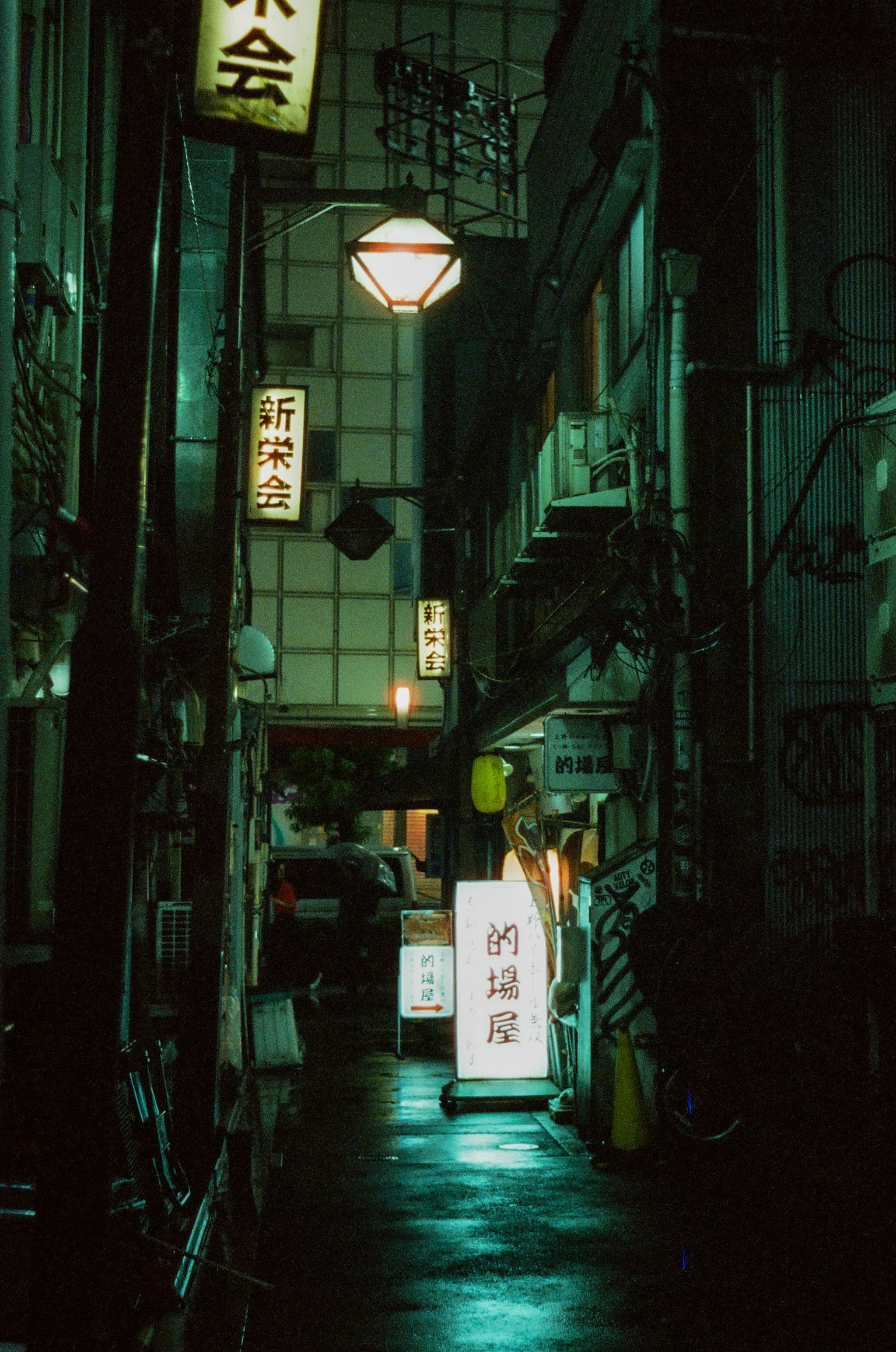 昏暗小巷，發光招牌和城市氛圍