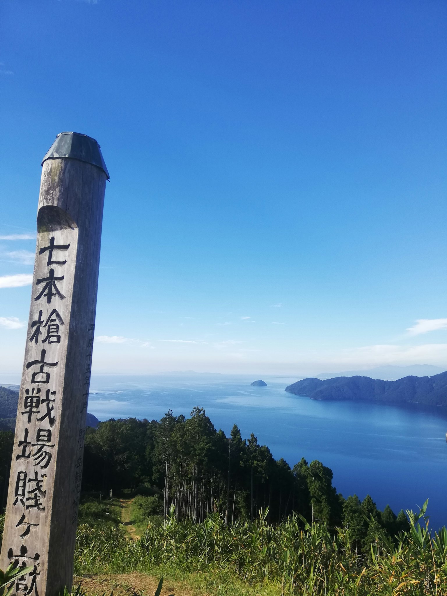 Vista panoramica del mare con un cartello di legno