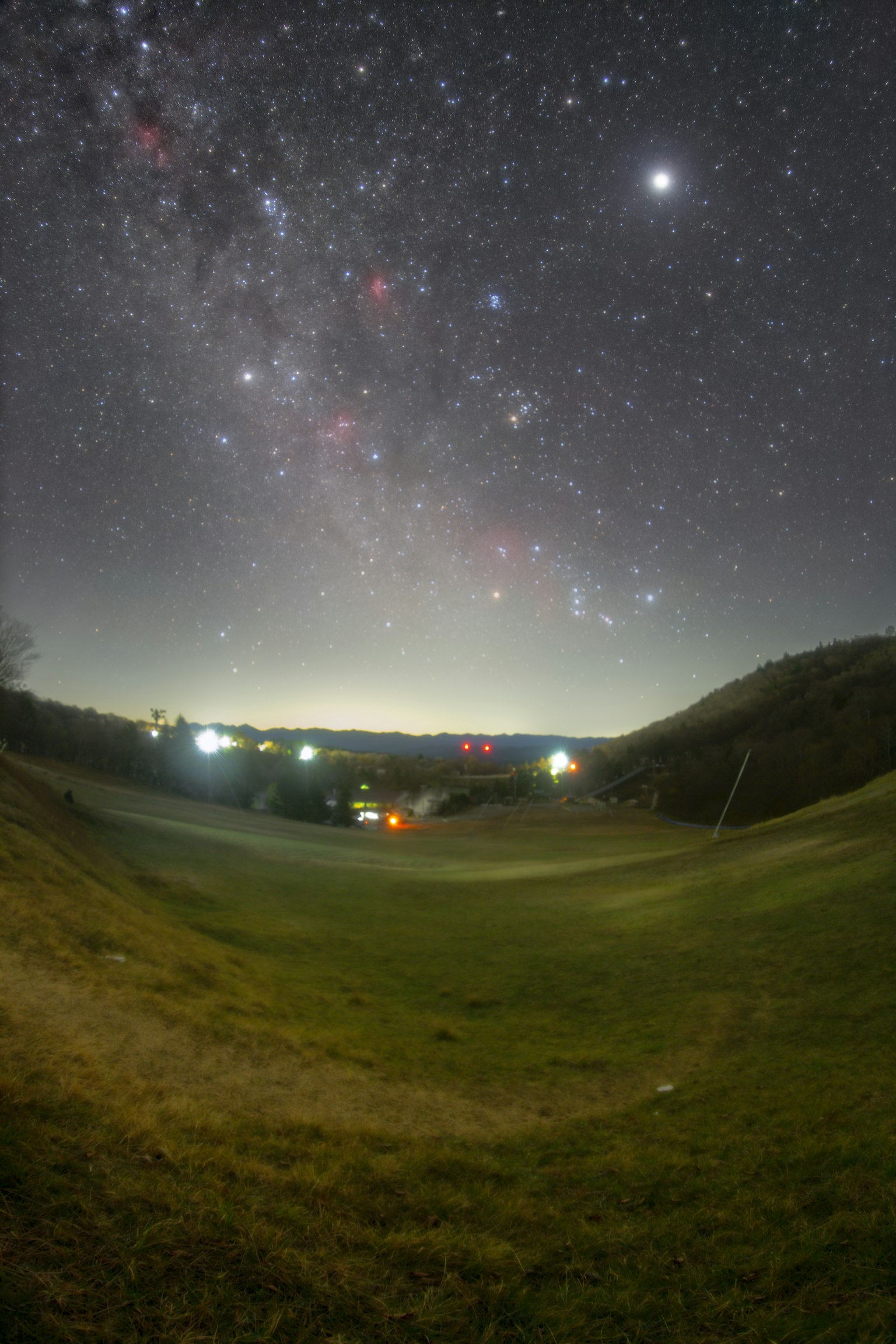 星空和遠處燈光的風景