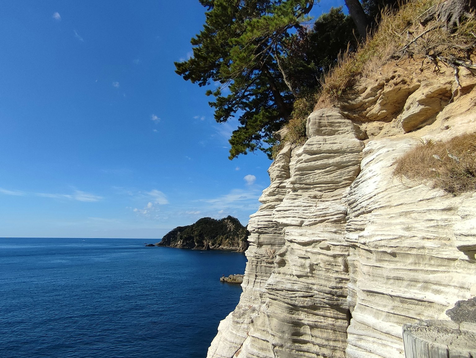 Vista panoramica del mare blu e della scogliera bianca