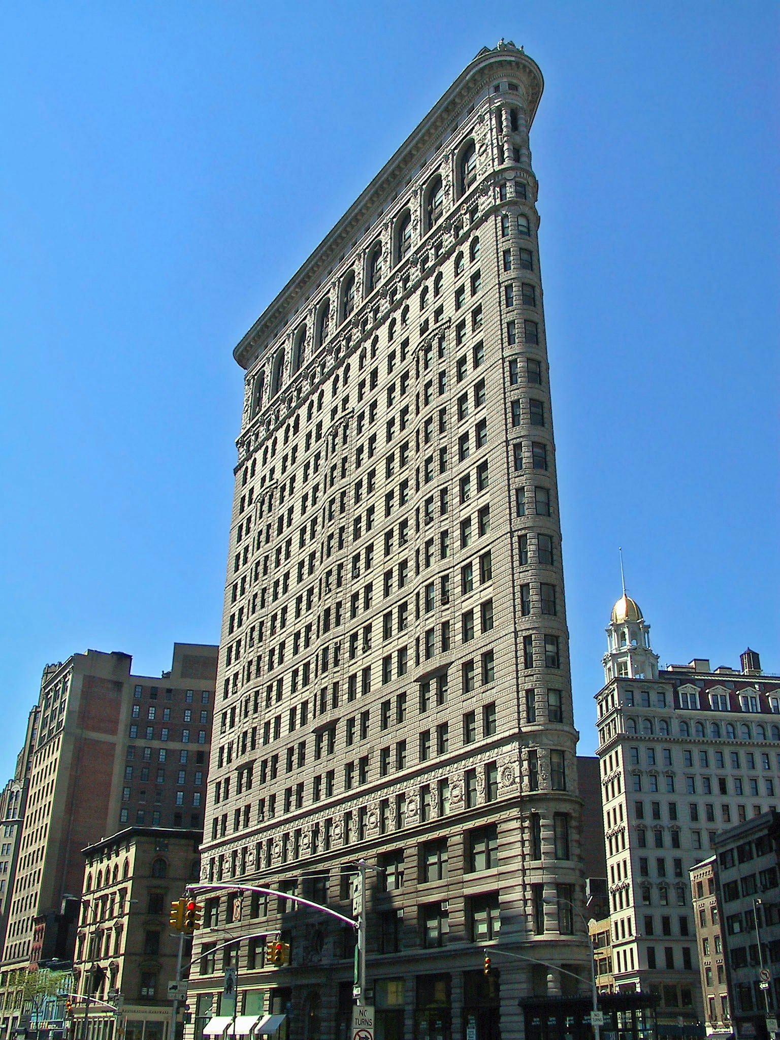La forma distintiva del Flatiron Building a New York contro un cielo blu chiaro