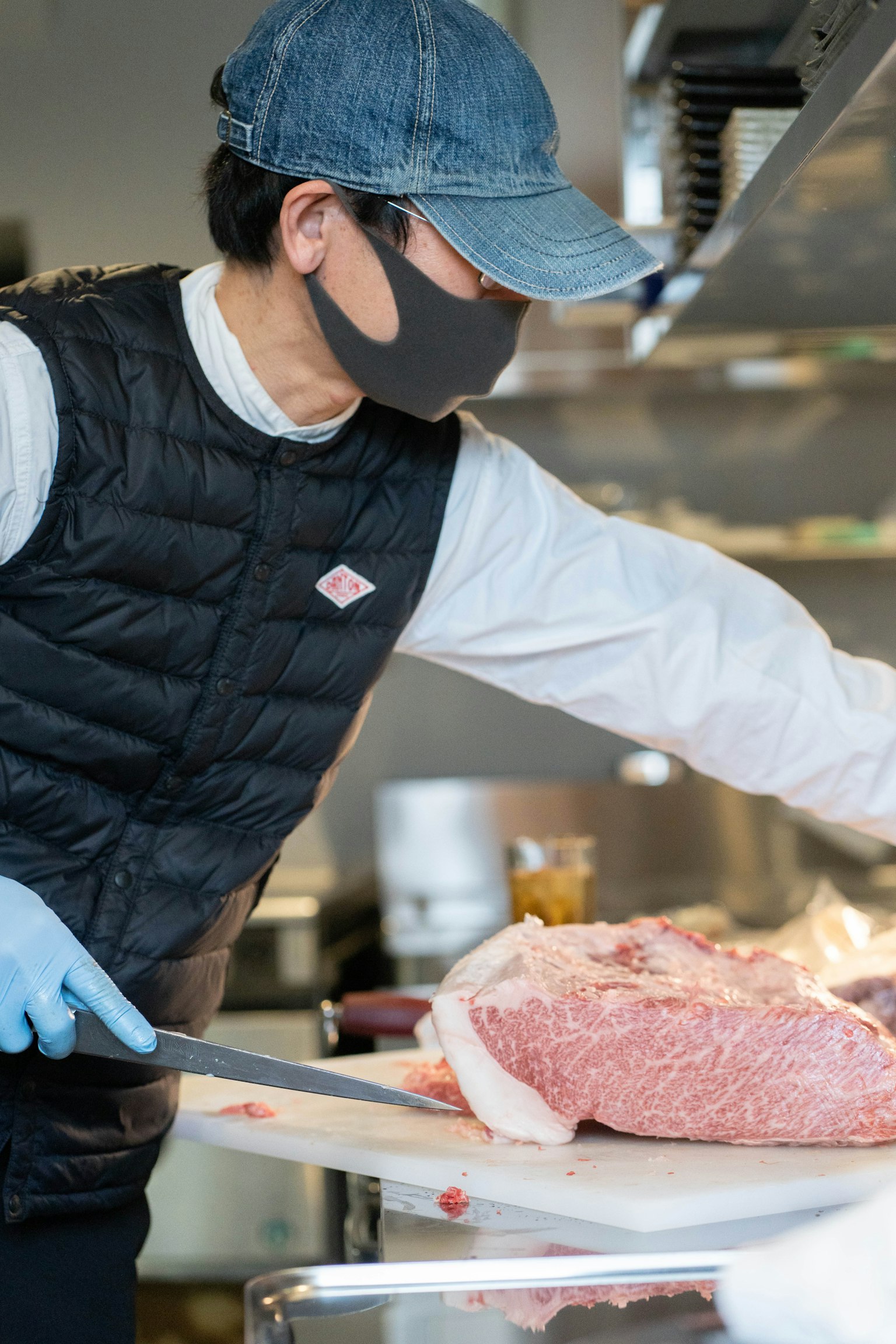 一位厨师在厨房里切肉