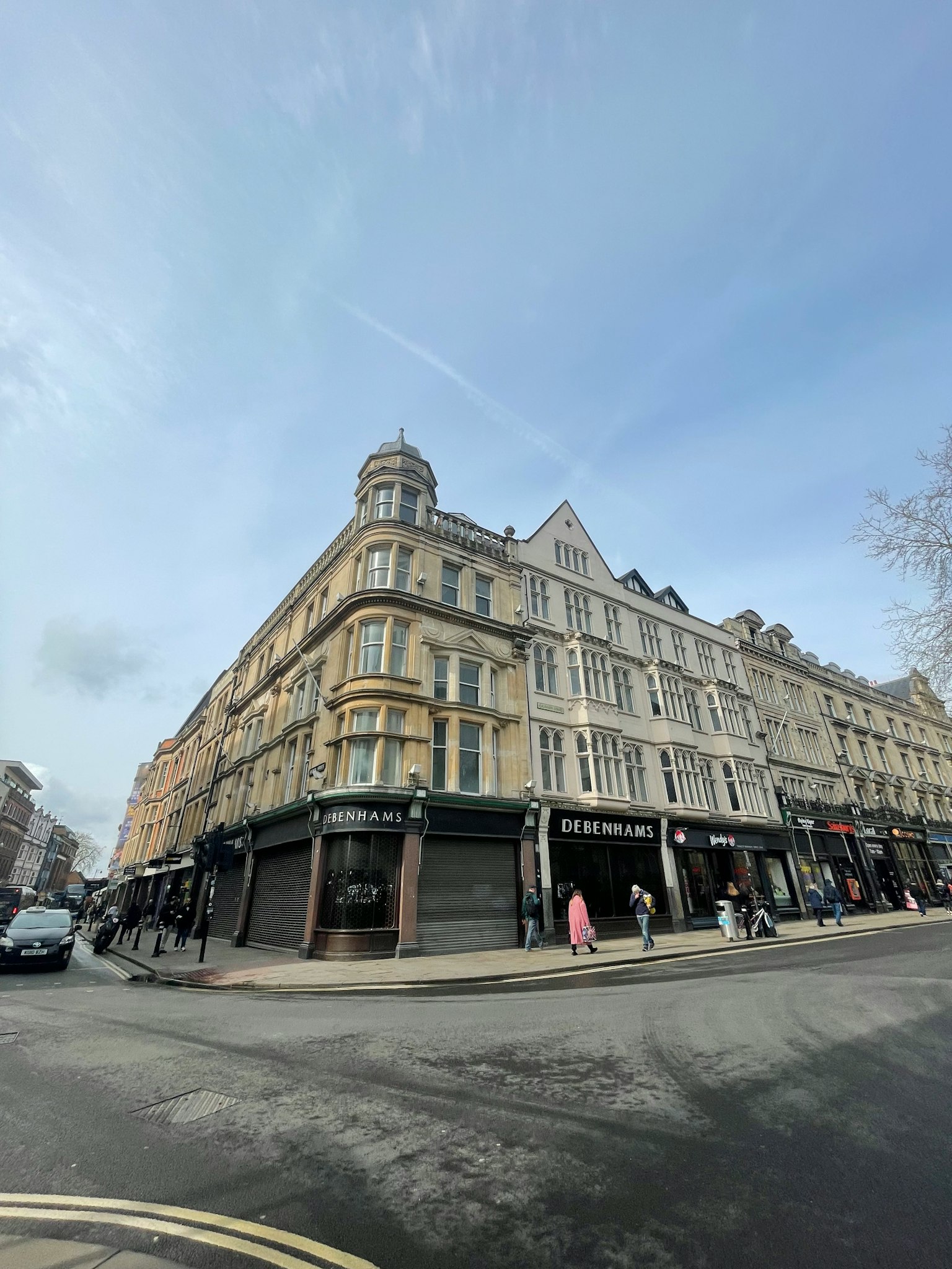 Mặt tiền tòa nhà ấn tượng tại góc phố London