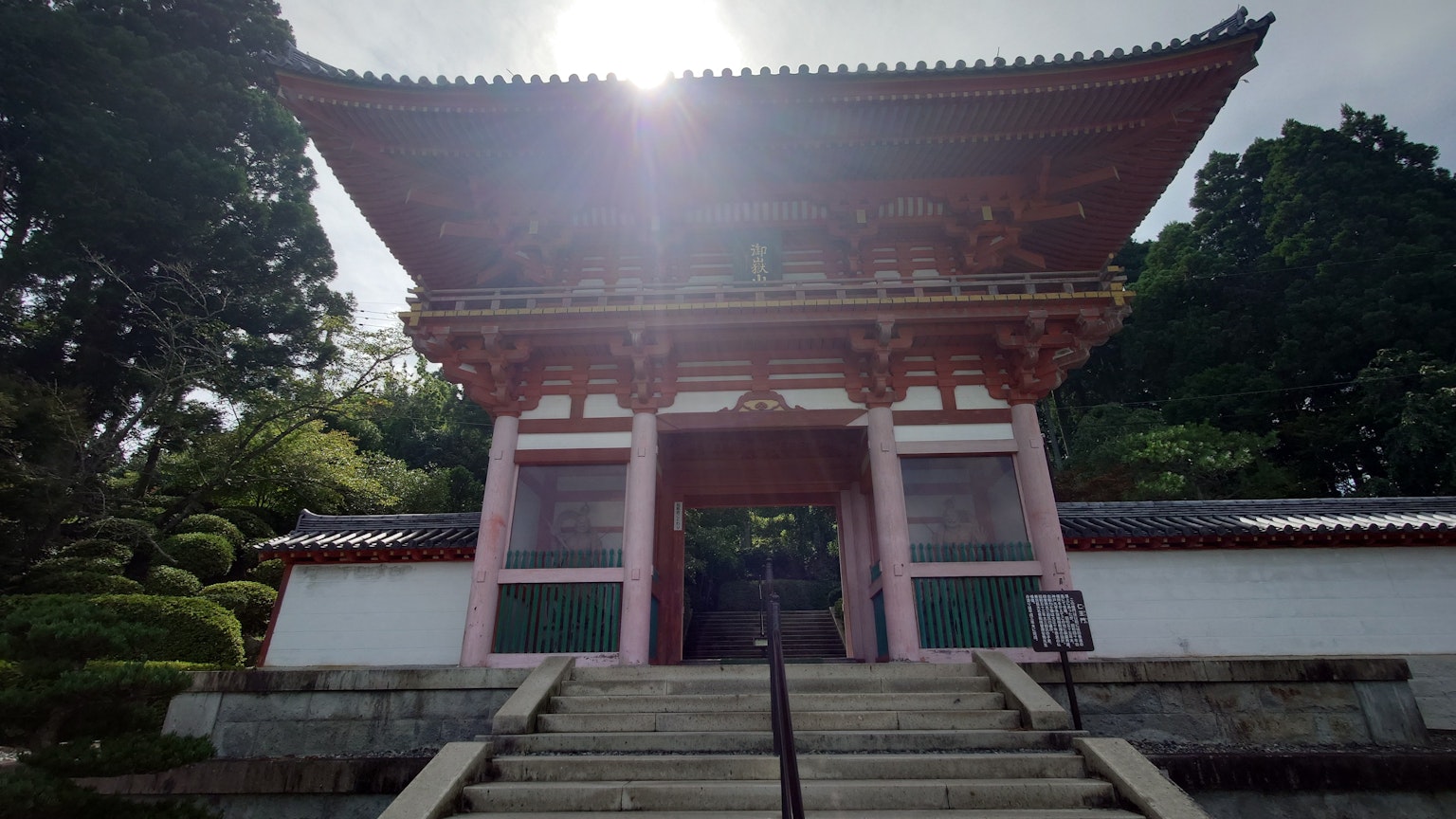 红色屋顶寺庙入口的美丽景色