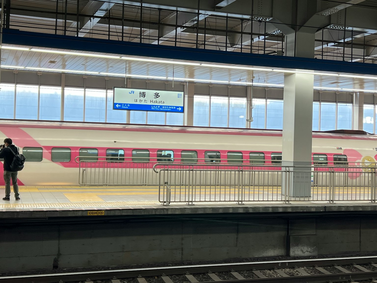 Shinkansen-Zug an einer Station mit einem Passagier