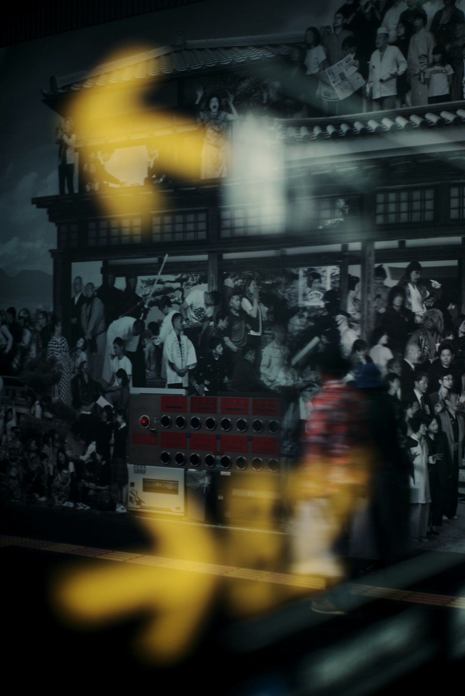 Nền mờ với mũi tên vàng chỉ hướng có cảnh đường phố Nhật Bản cổ xưa