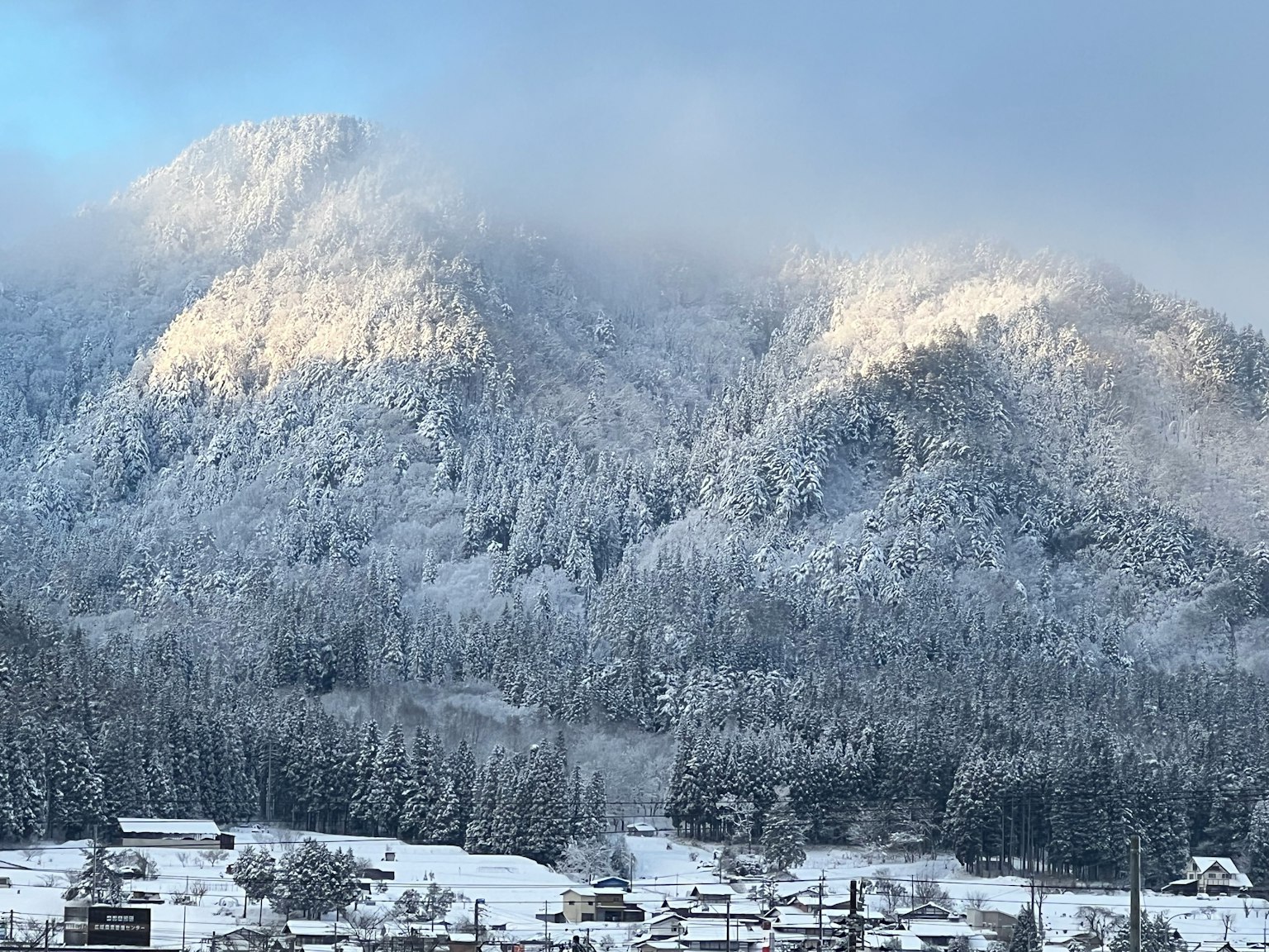 被雪覆蓋的山脈與雲彩在冬季風景中