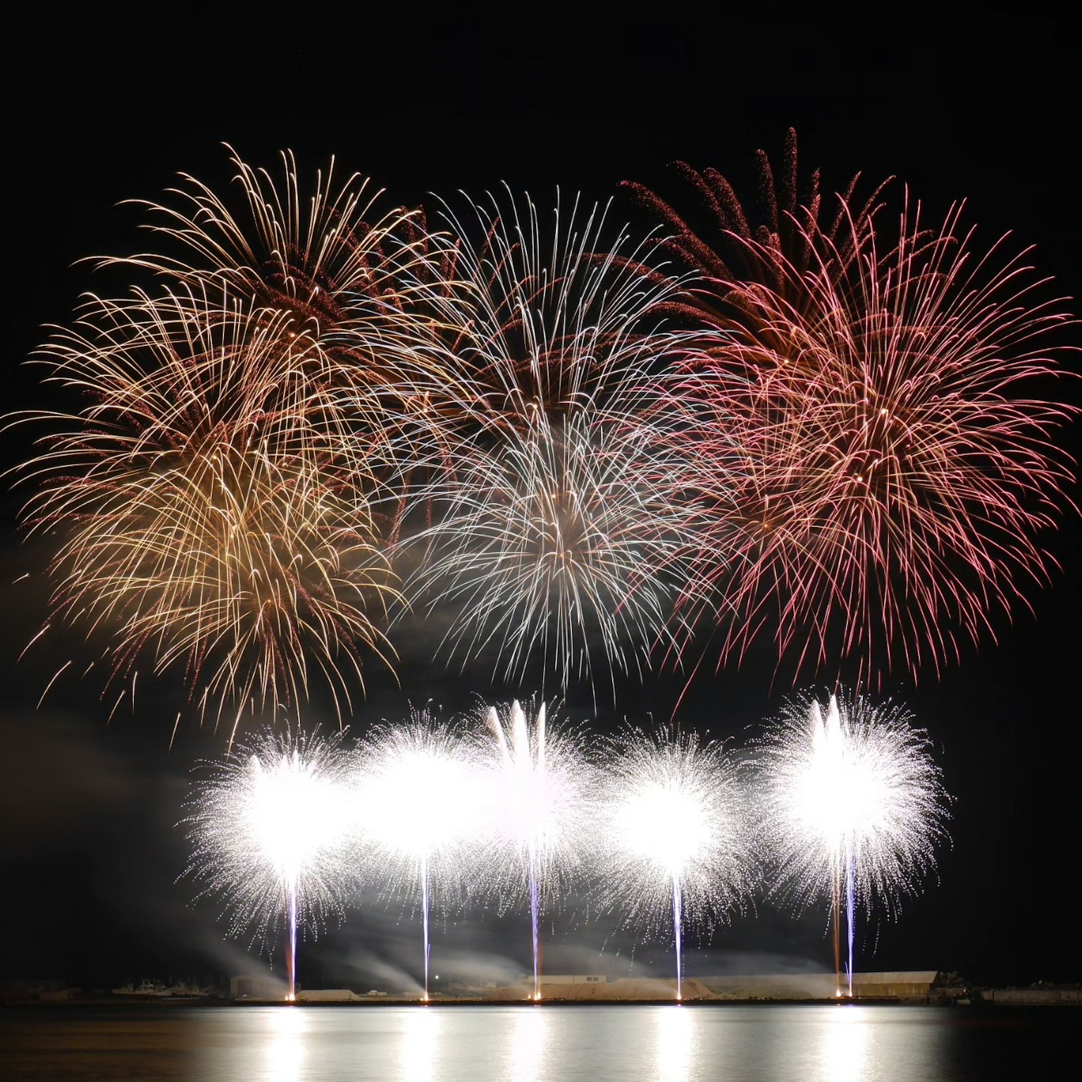 夜空中绚丽的烟花表演
