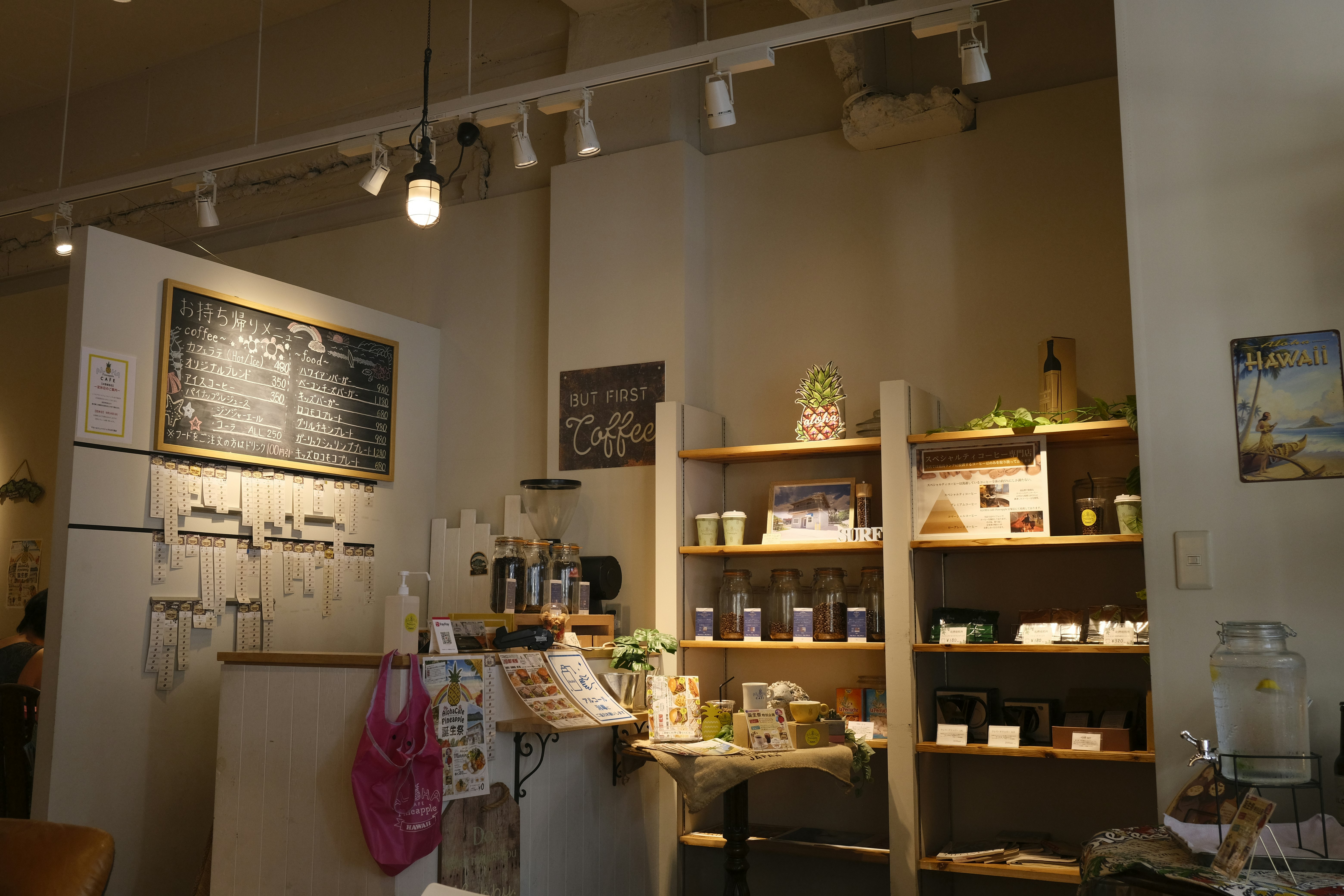 咖啡店吧台与陈列货架及咖啡器具