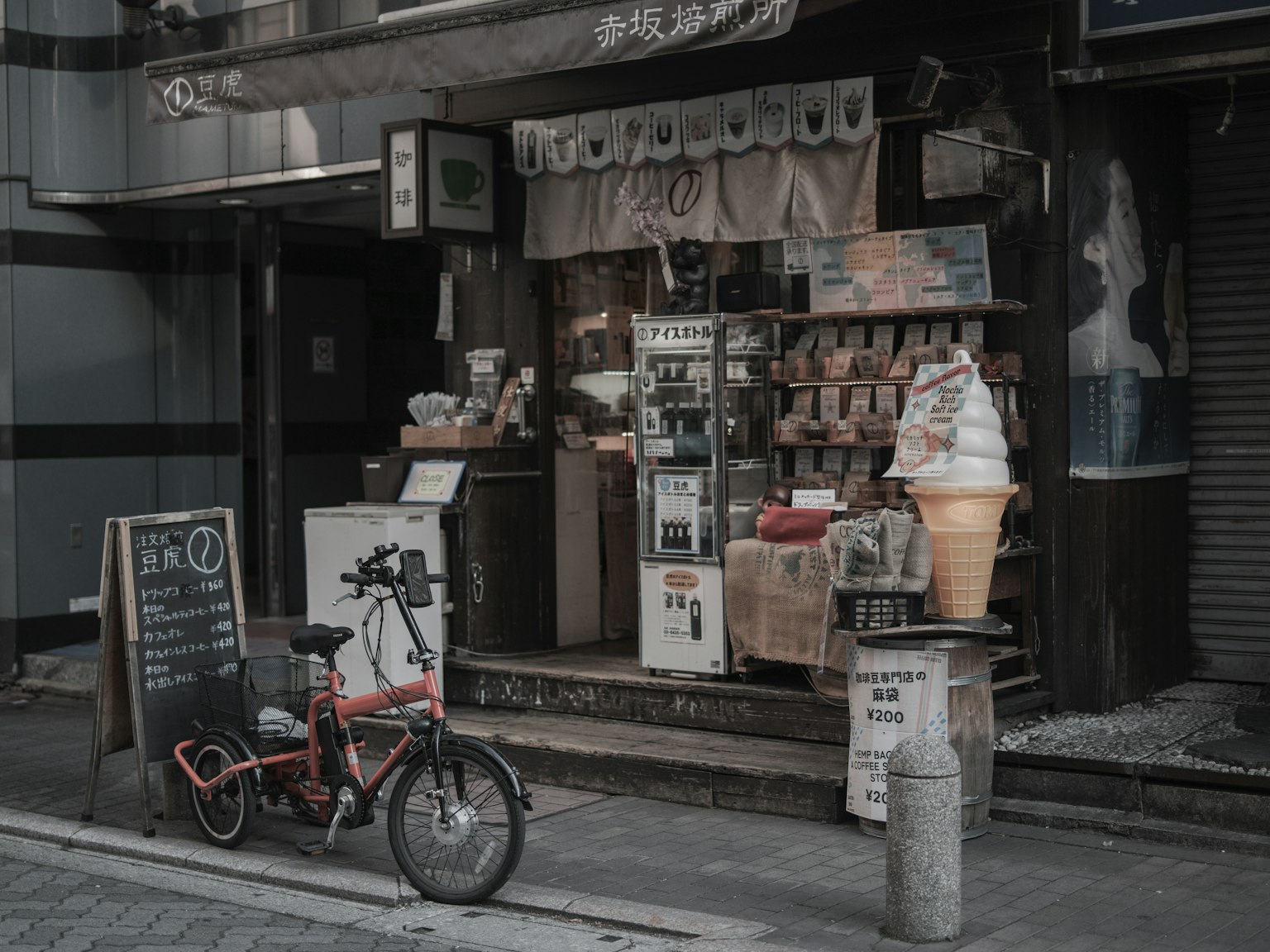 Une petite devanture de magasin avec un vélo garé à l'extérieur montrant divers produits