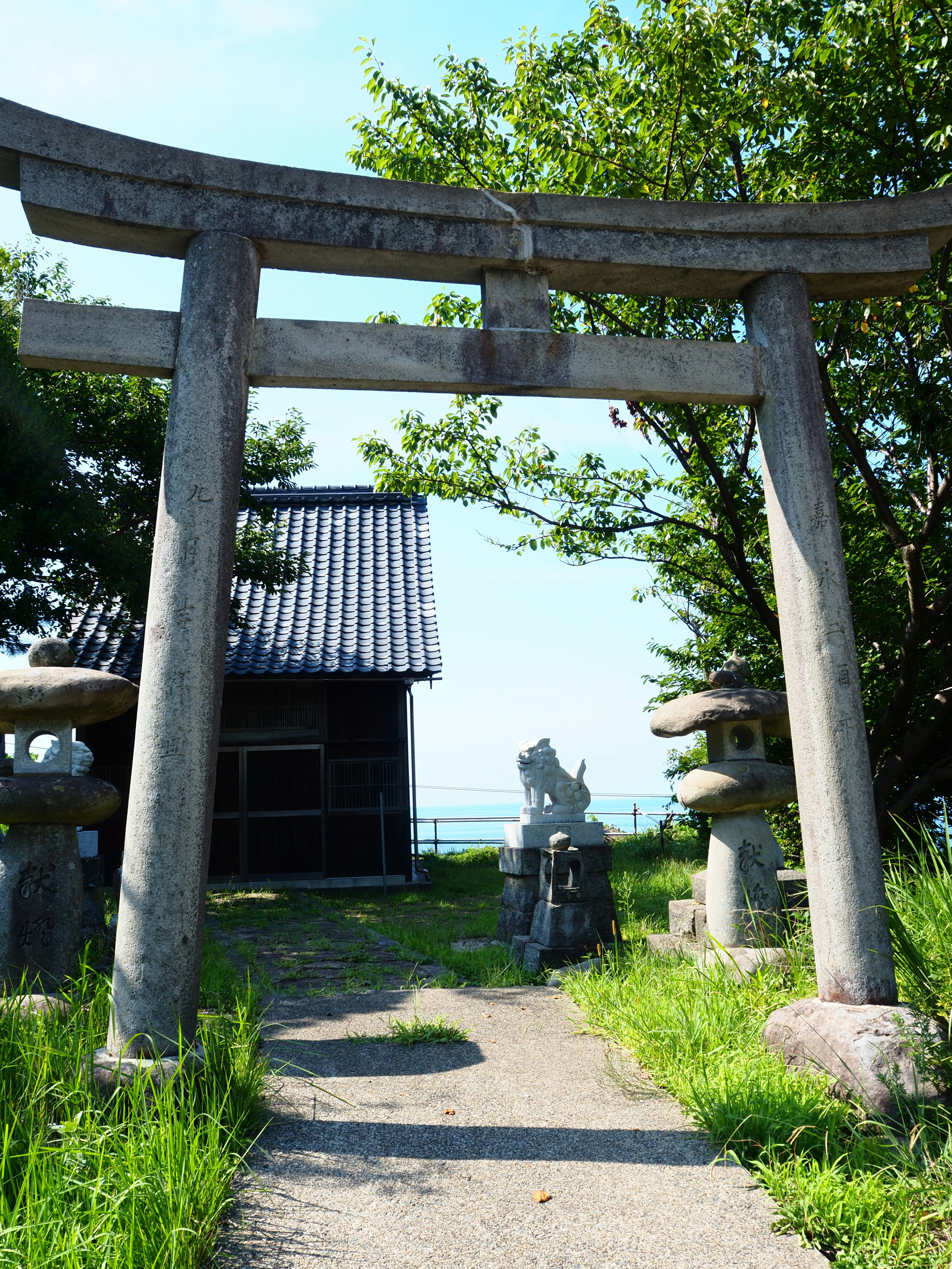 鳥居のある神社の参道と石灯籠