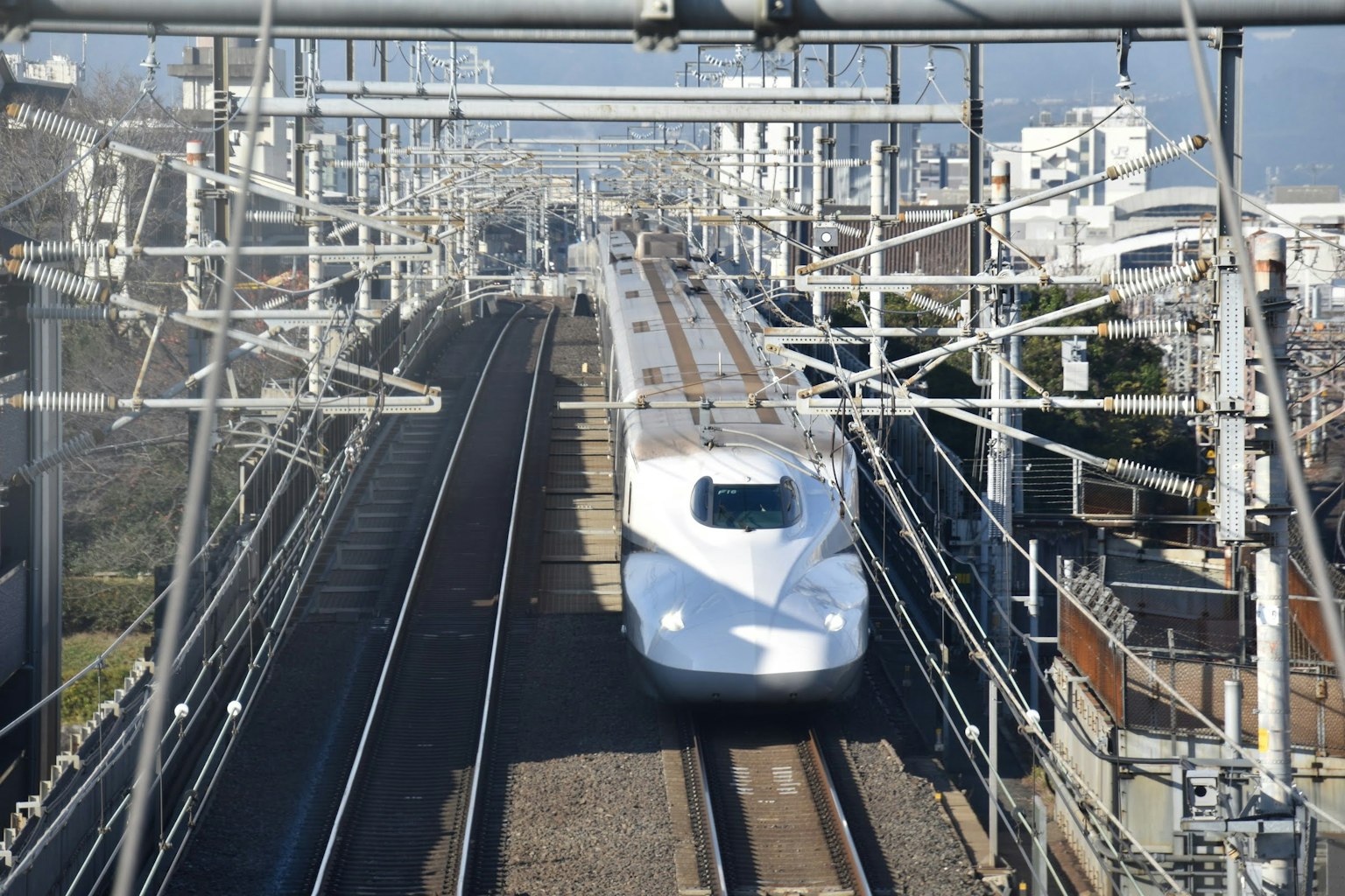 Tàu Shinkansen đang di chuyển trên đường ray