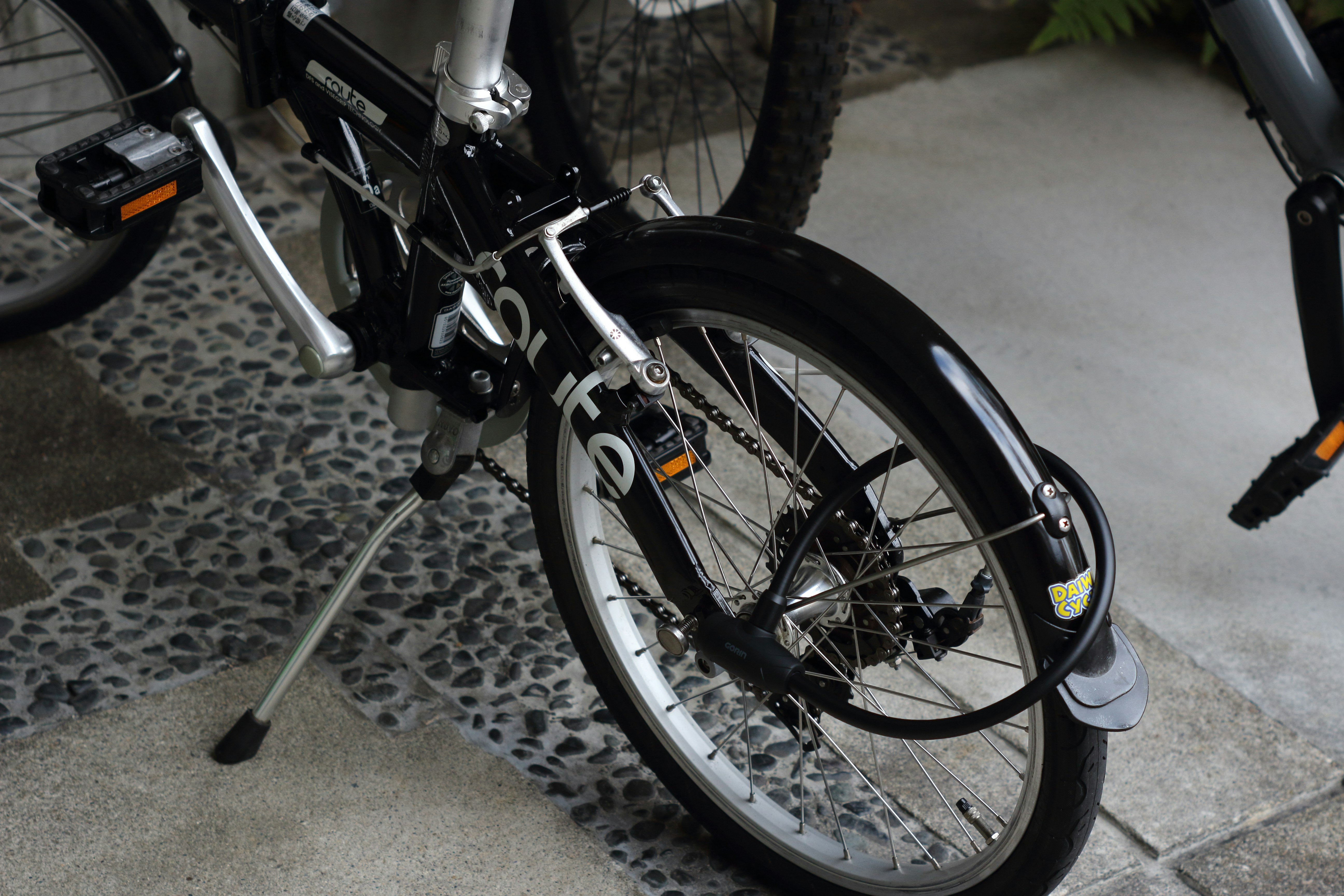 路地のコンクリート床に並ぶ自転車