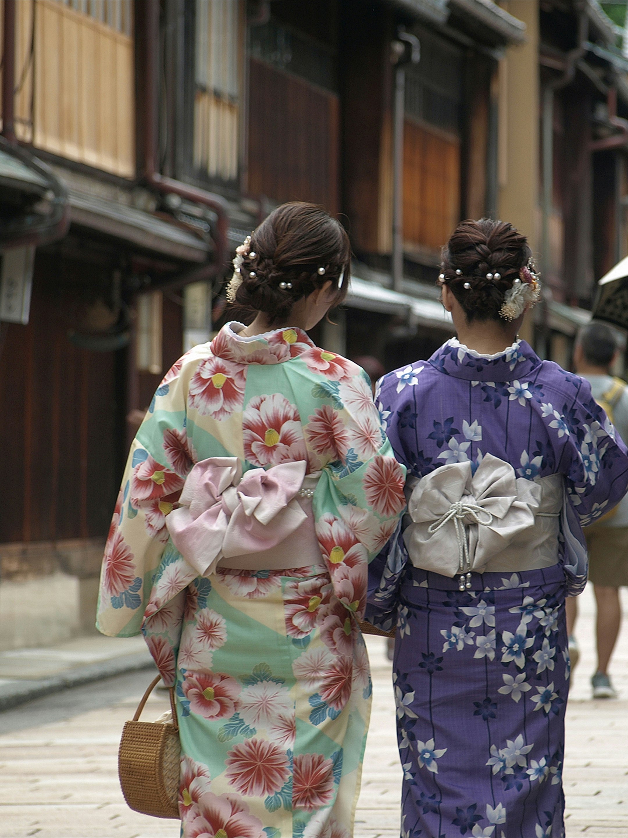 路地を歩く着物姿の2人