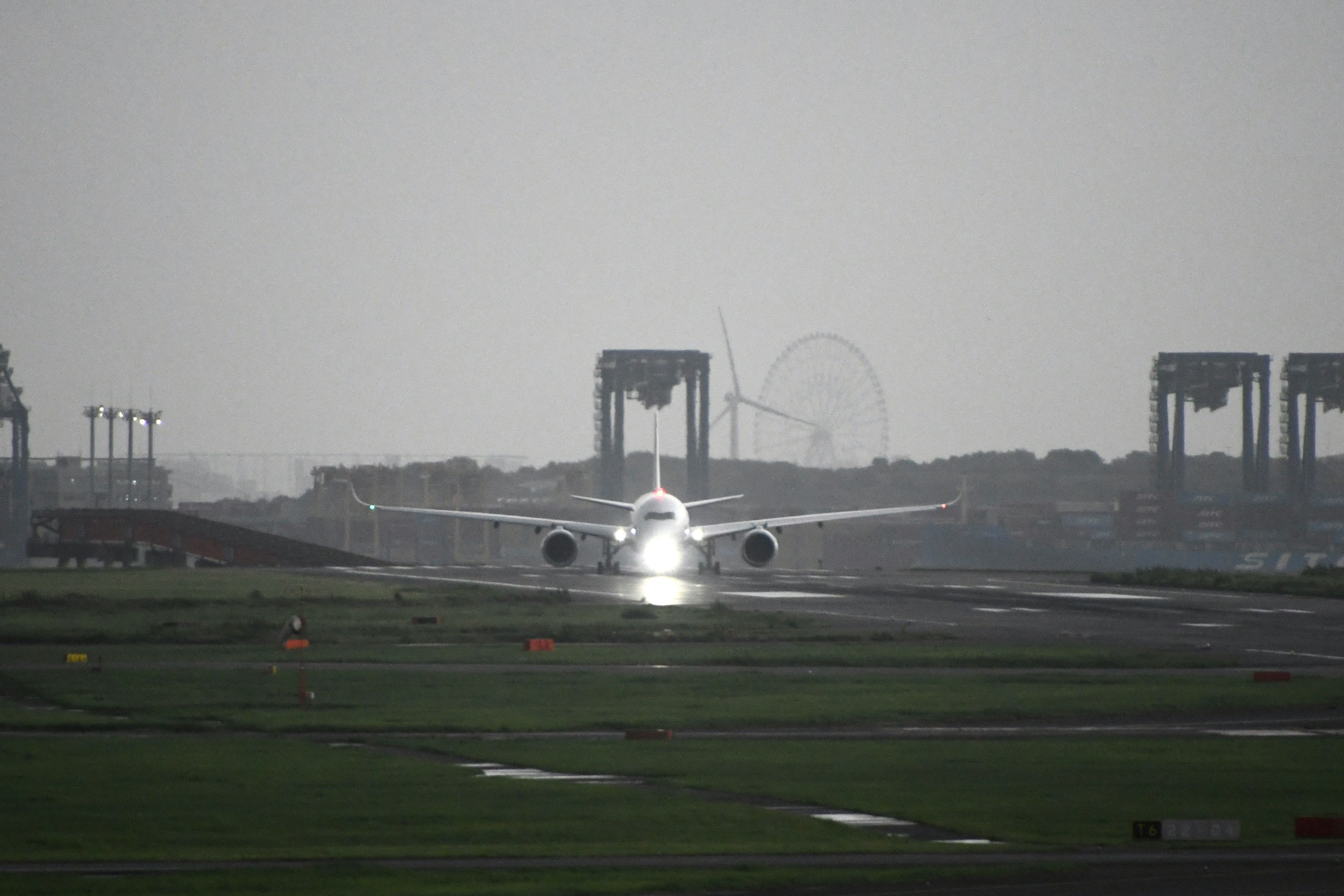 跑道上起飛前的客機正面視角