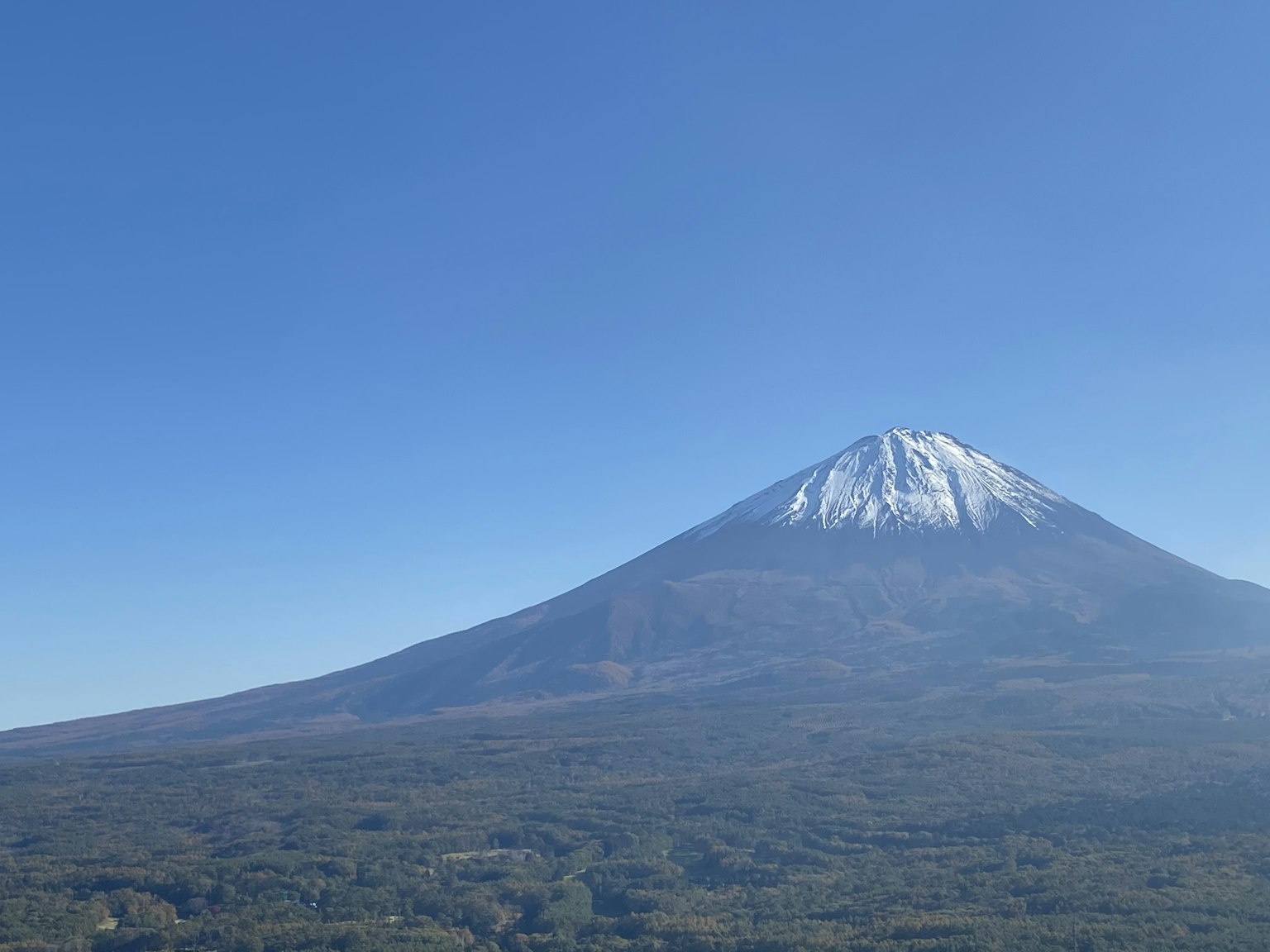 Vista maestosa del Monte Fuji sotto un cielo blu chiaro