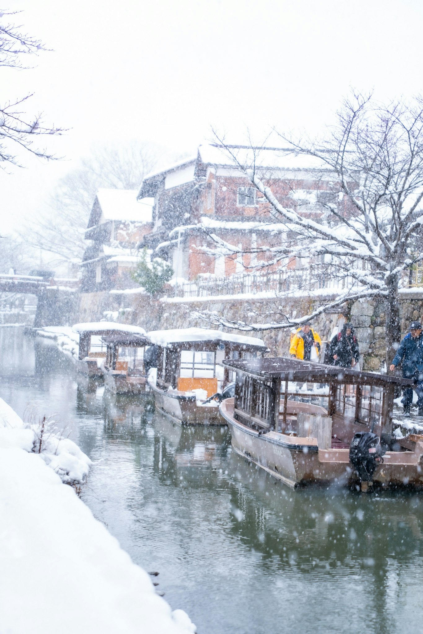 paysage du canal de Yahata-bori et du chemin pavé sous la neige