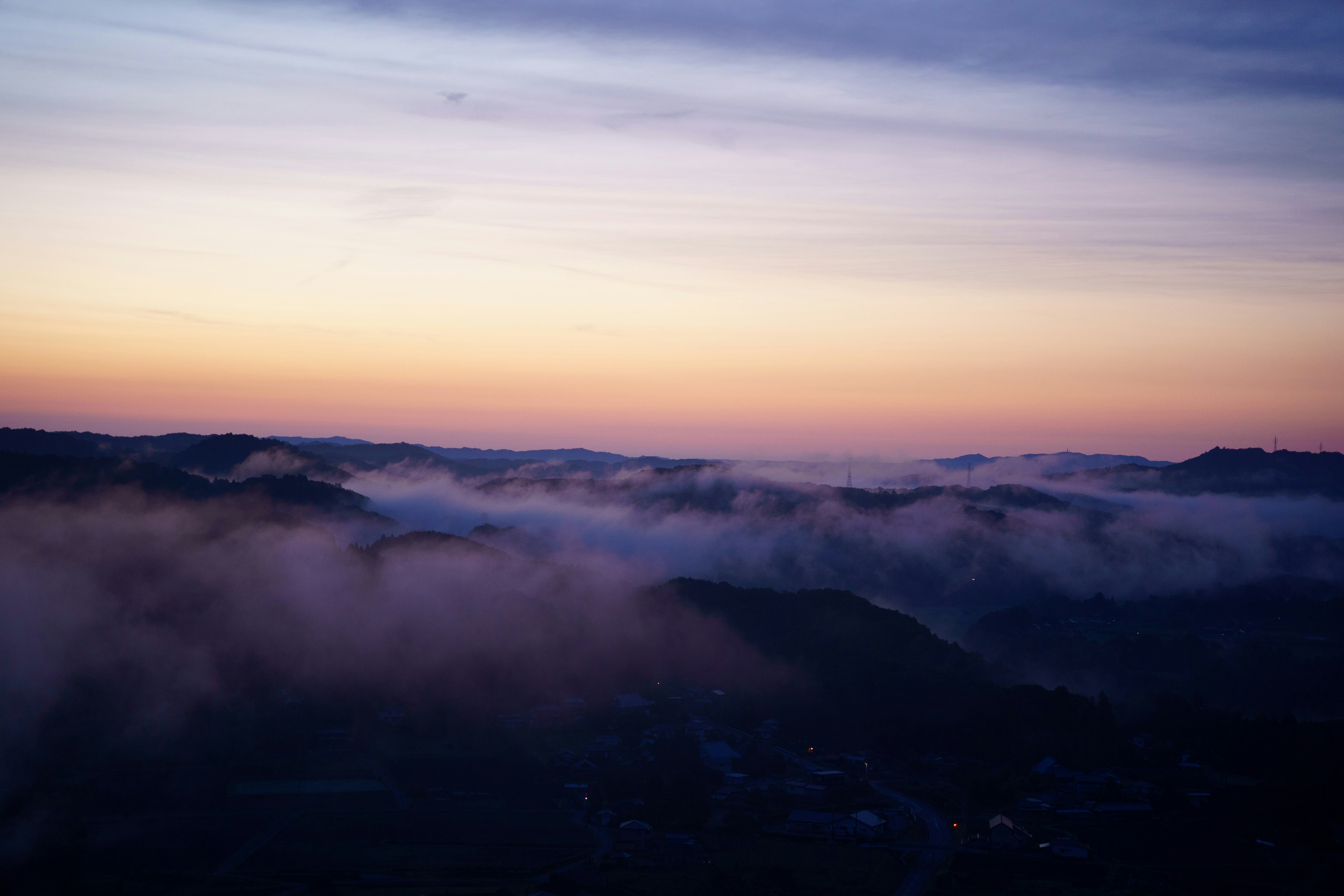 霧に包まれた山並みと夜明けの空