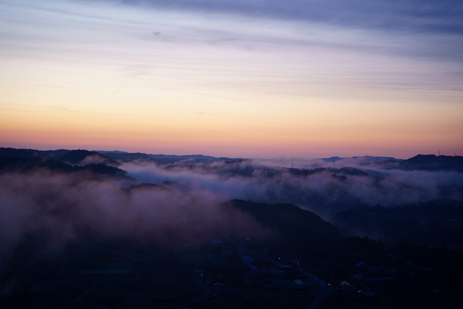 Berglandschaft mit Nebel und einem schönen Sonnenuntergang
