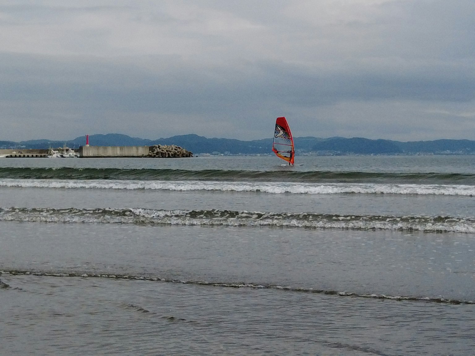 Una persona disfrutando del windsurf en la costa