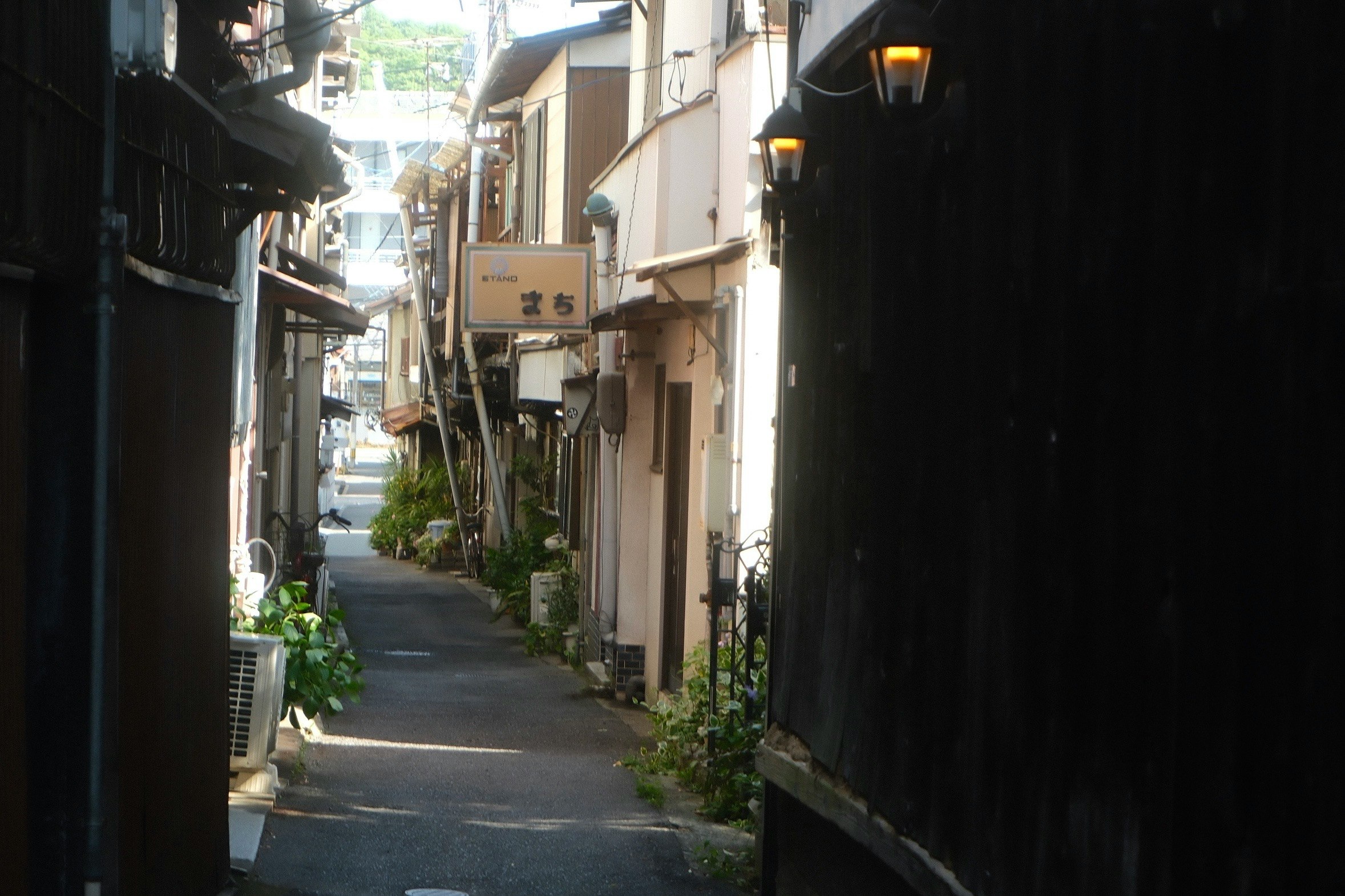 路地に並ぶ商店街の軒先と自転車
