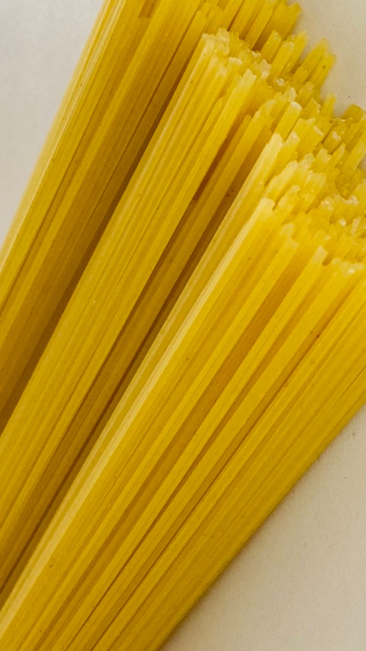 黄色いパスタの束が並ぶクローズアップ