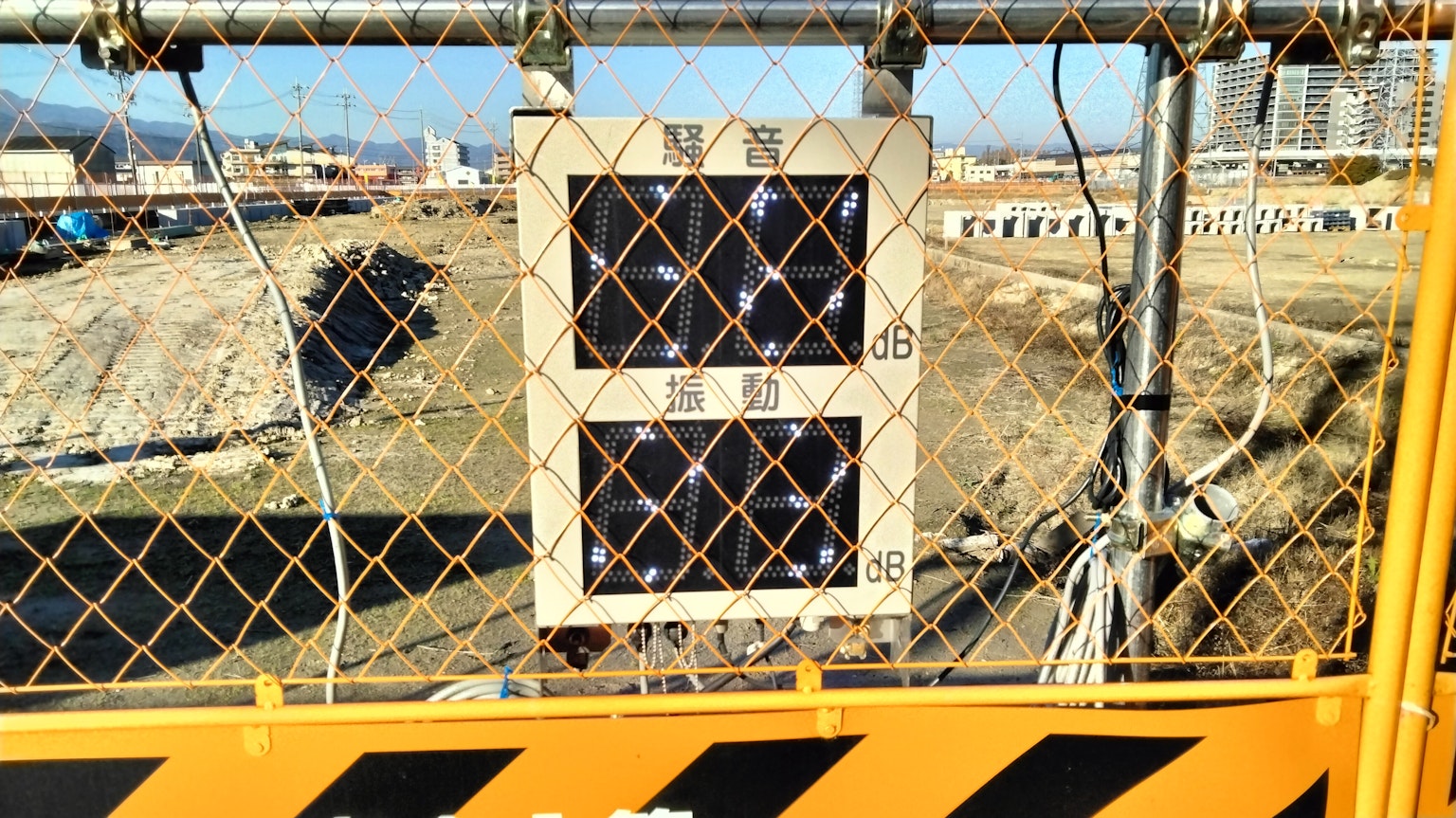 安装在建筑工地围栏上的安全板和周围的空地