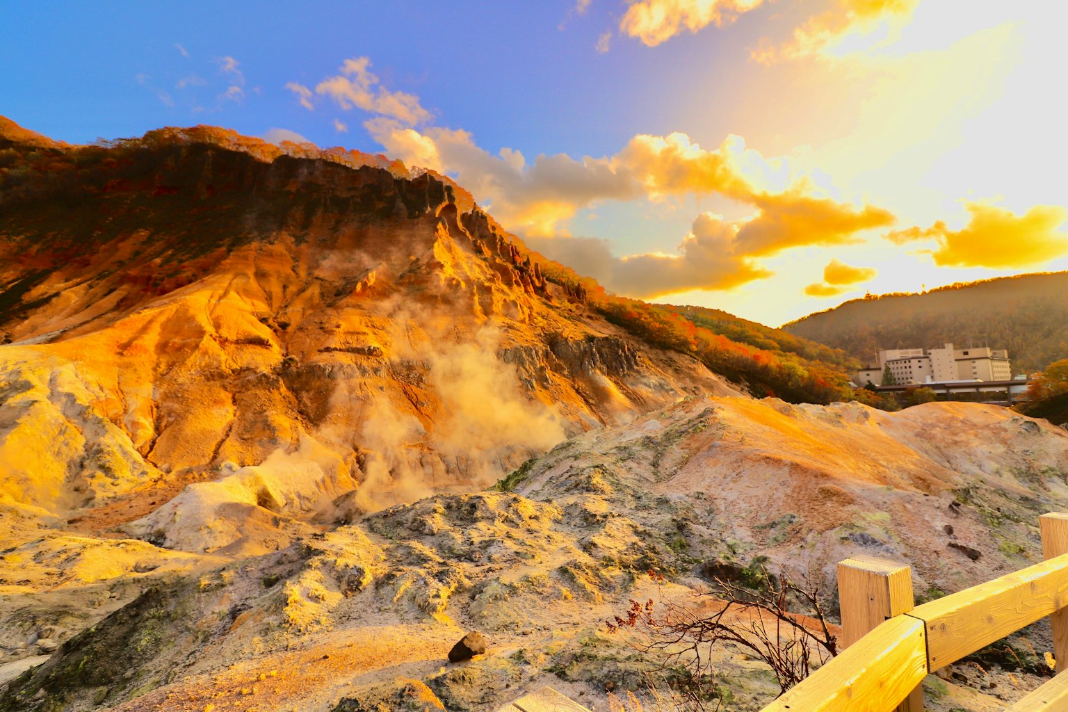Paisaje montañoso con aguas termales y atardecer