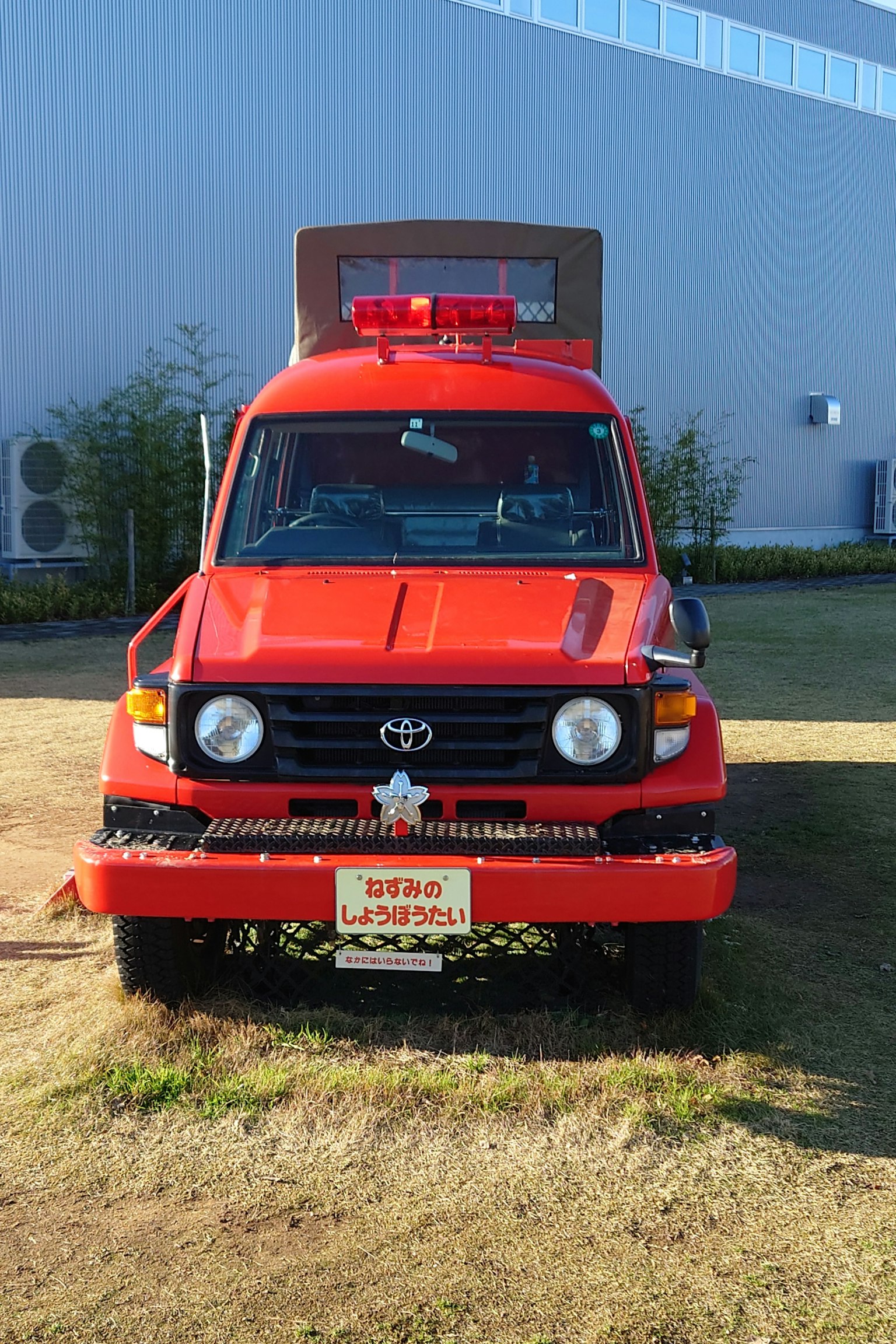 Camion dei pompieri Toyota rosso parcheggiato sull'erba