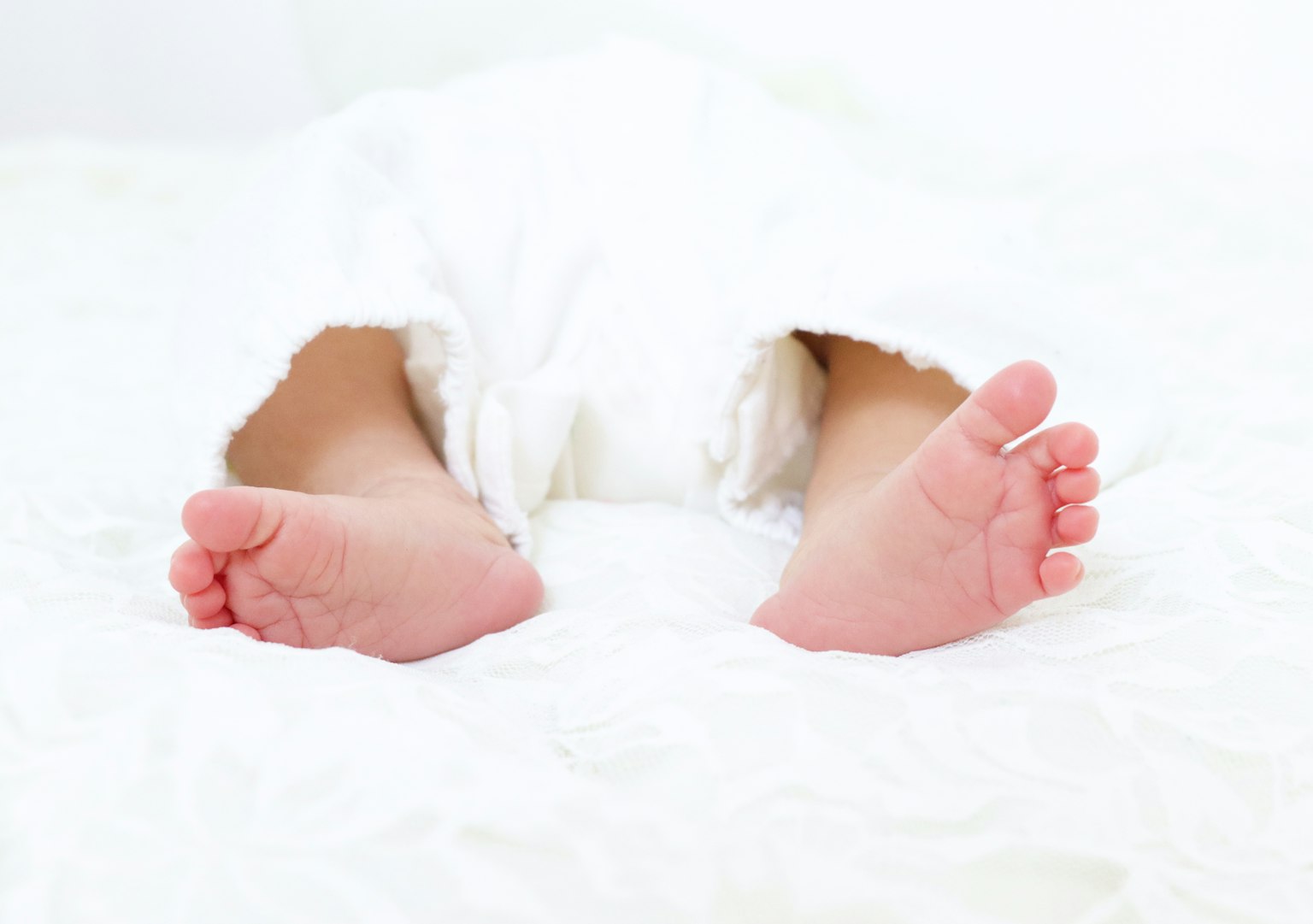 Kaki bayi dibungkus dalam selimut putih