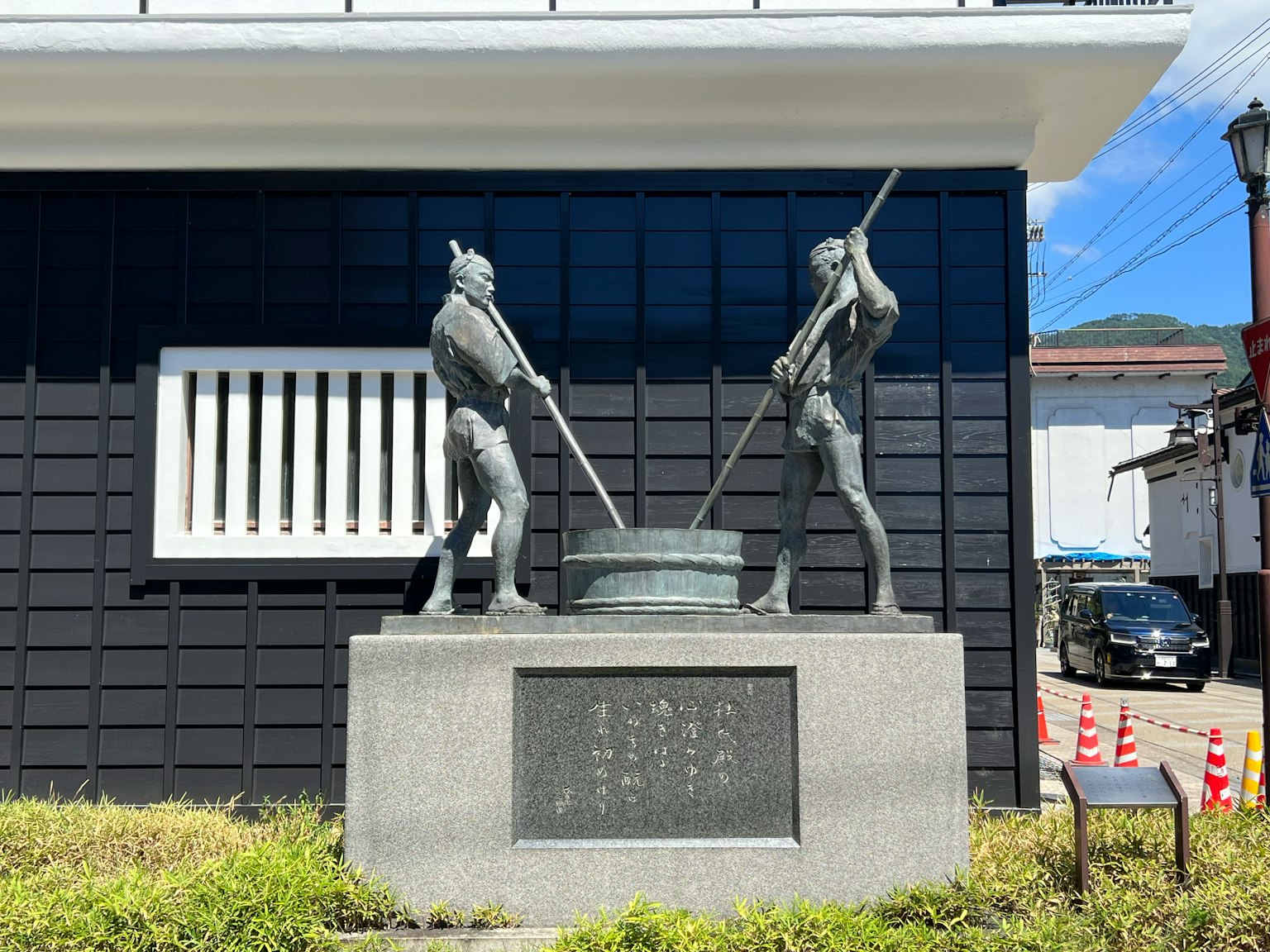 建築前兩位戰士的青銅雕像