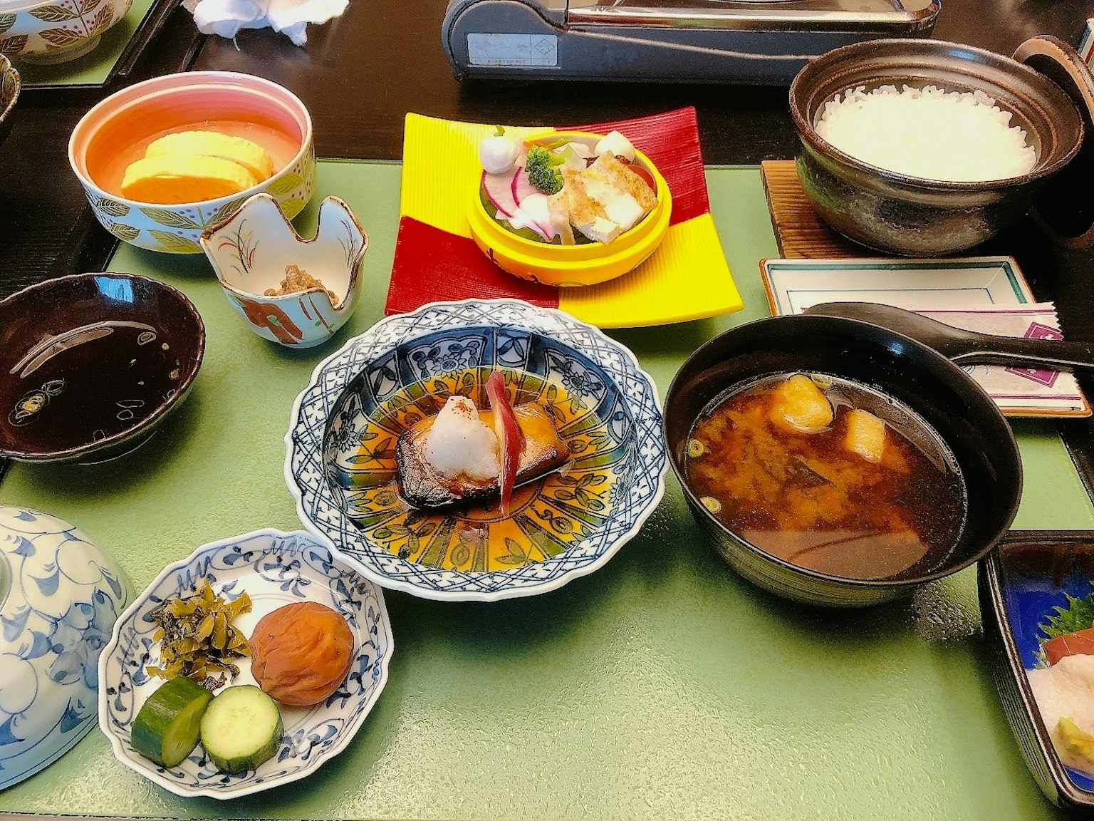 다채로운 요리가 정갈하게 차려진 일본식 식사가 테이블 위에 놓여 있다