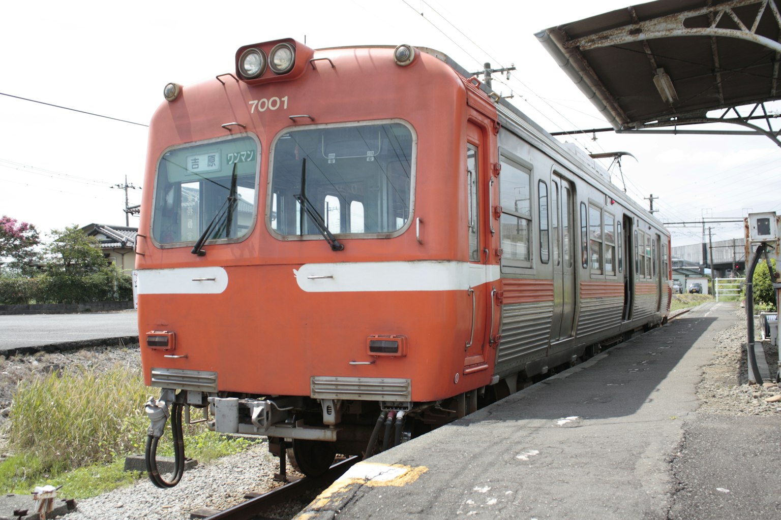Kereta merah diparkir di stasiun