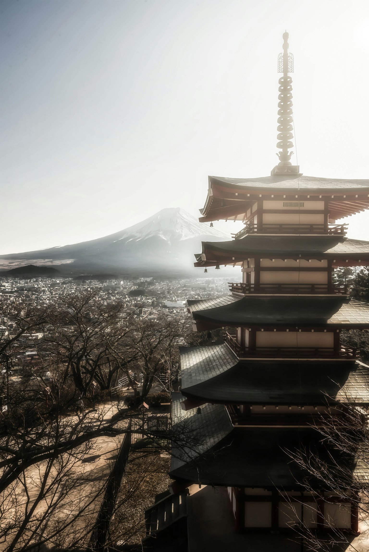 背景是富士山的塔楼景观