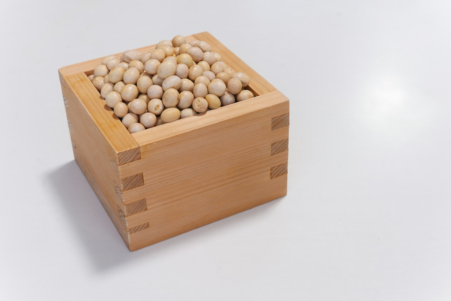 Una caja de madera llena de frijoles blancos