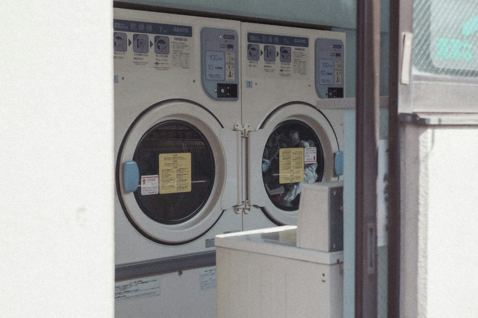 Deretan mesin cuci di fasilitas laundry