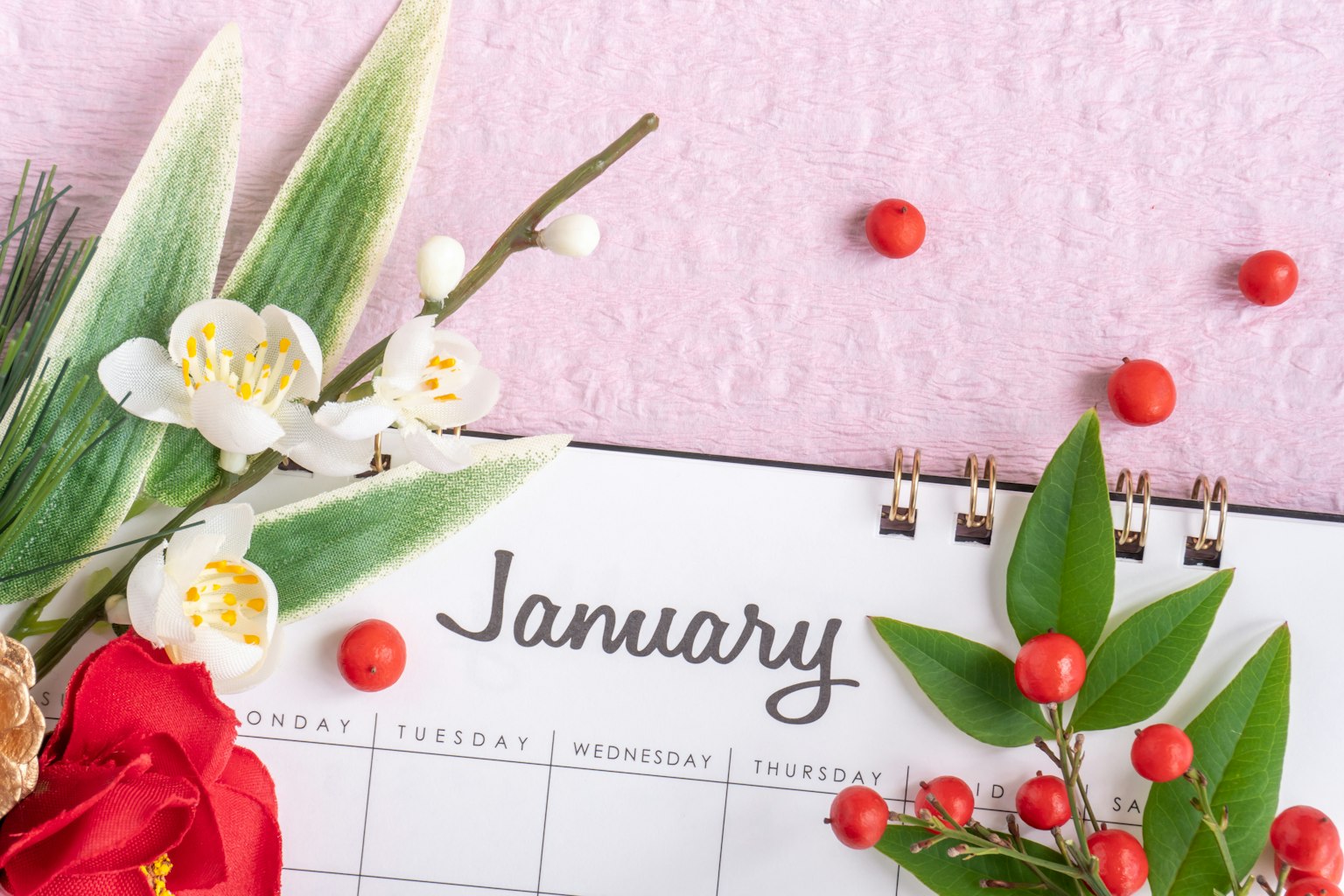 Bild mit einem Januar-Kalender und Blumenarrangements