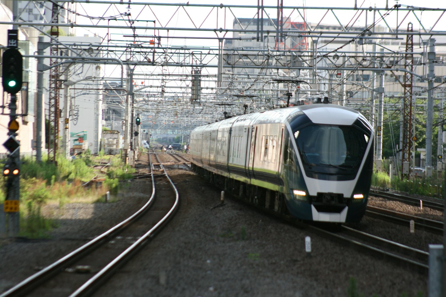 Un train moderne sur des rails courbes dans un cadre urbain