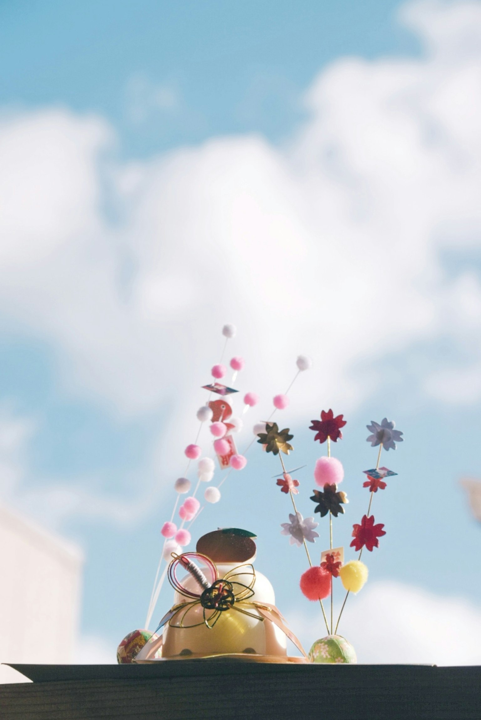Ein dekoratives Stück mit bunten Blumen unter einem blauen Himmel ausgestellt