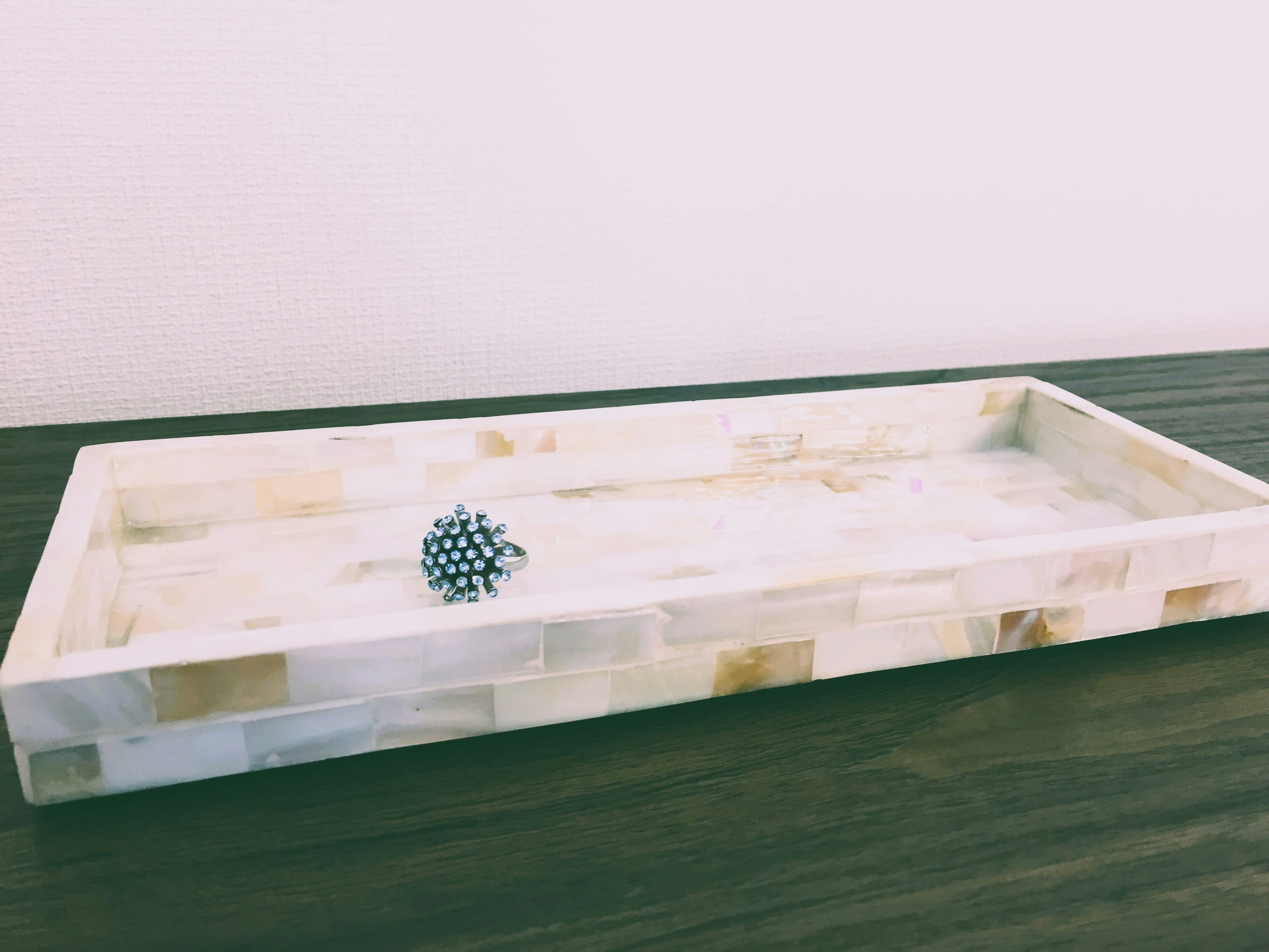 パールシェルの指輪を載せたアクセサリー用トレー