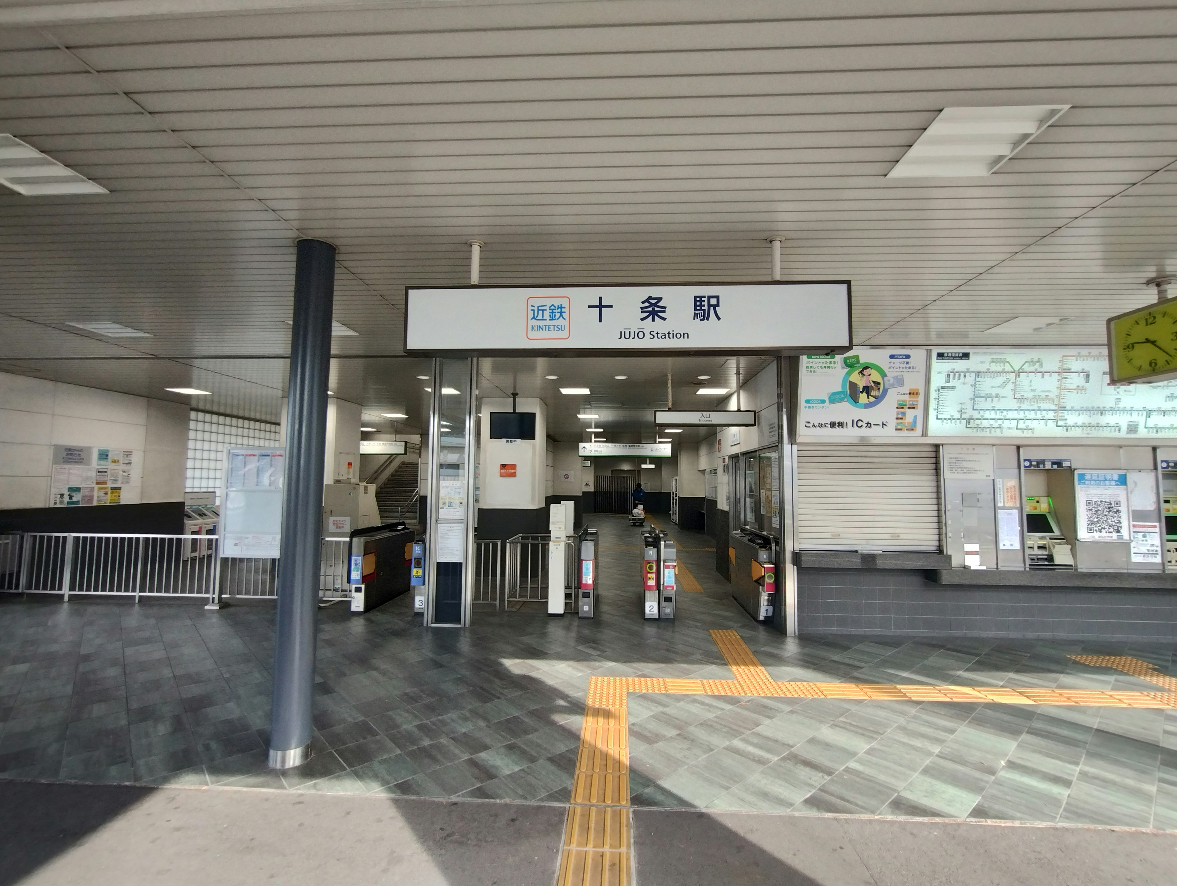 駅構内の案内表示とホームへの通路