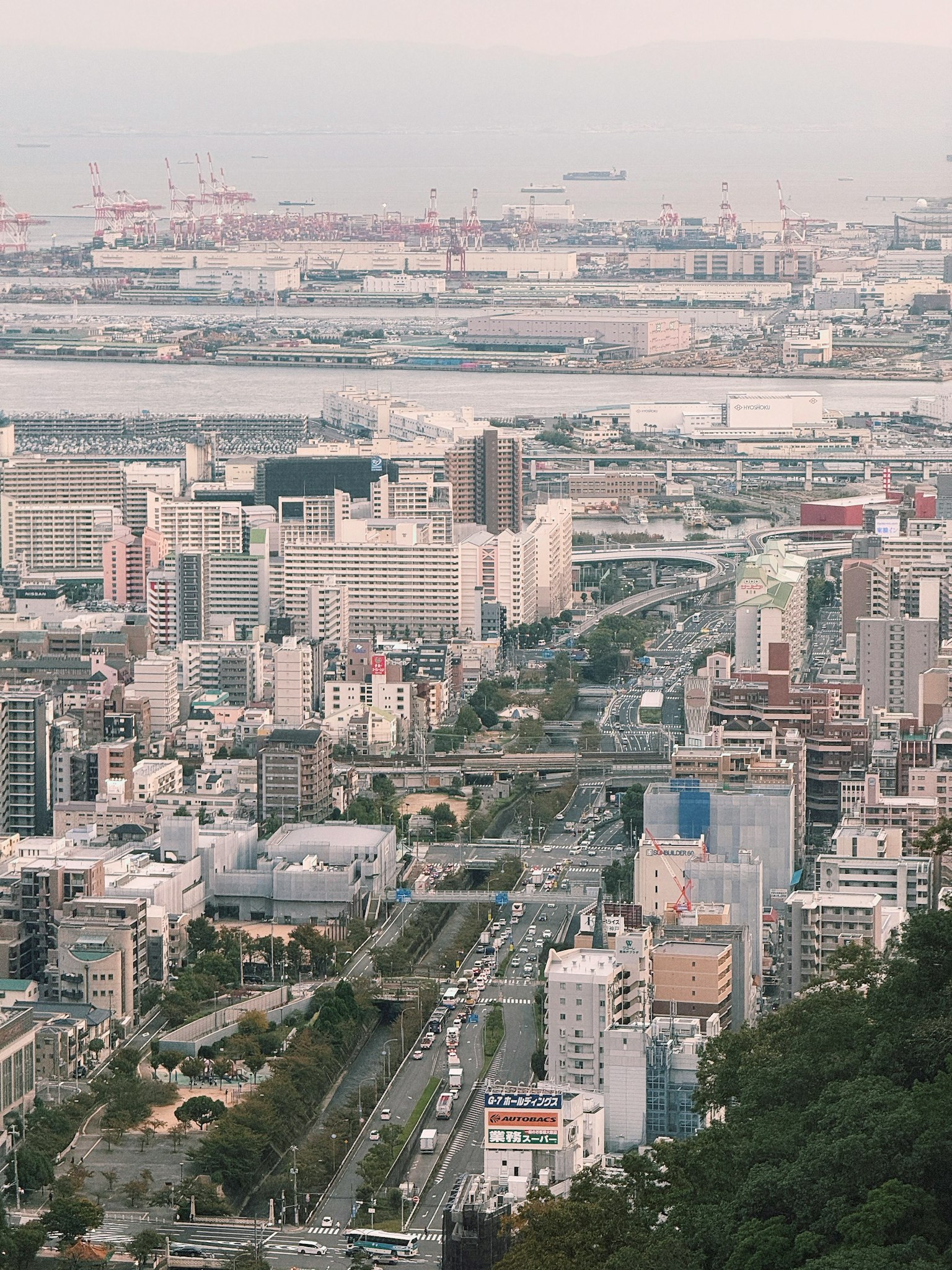 神戸の都市景観と港の眺めを捉えた画像