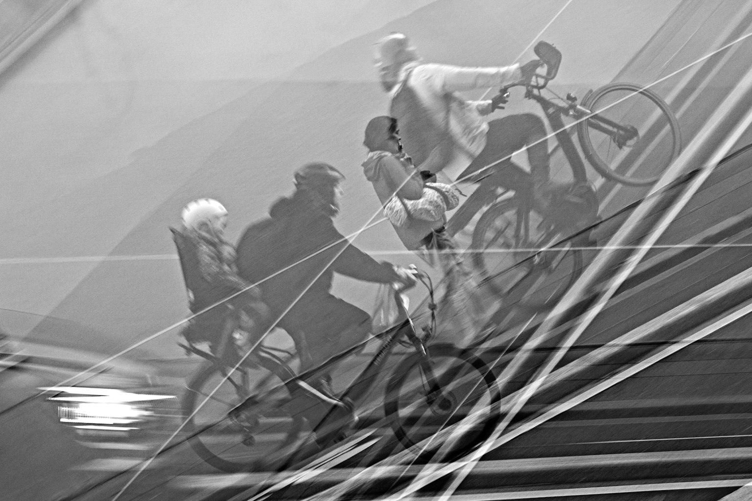 Photo artistique en noir et blanc de personnes à vélo Plusieurs vélos montant des escaliers